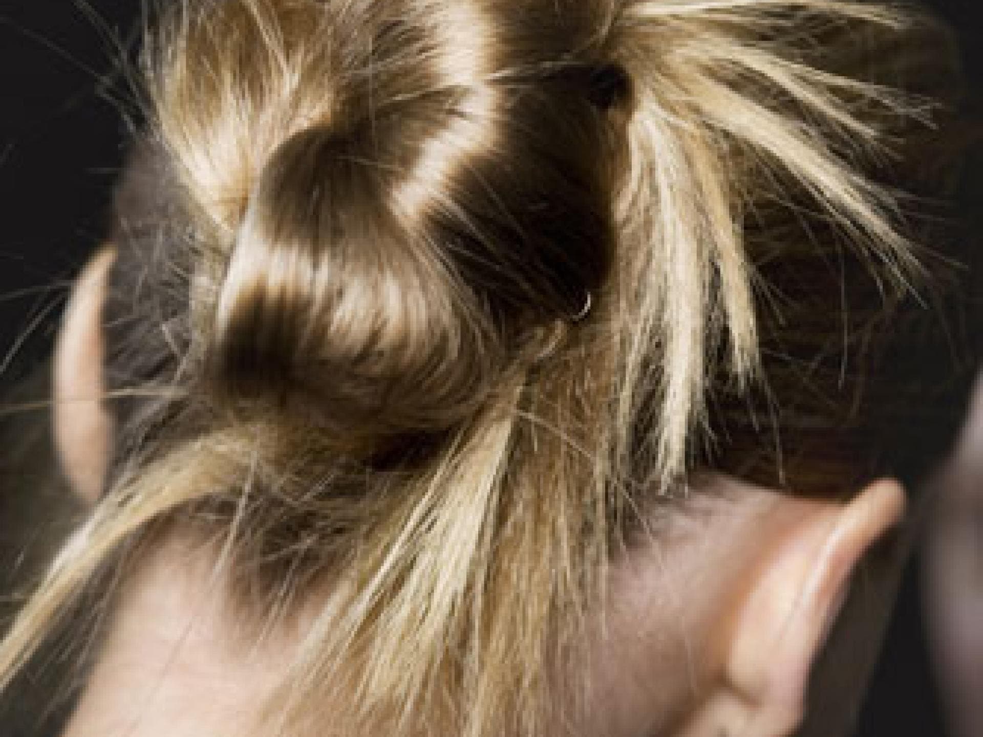 Wild abstehende Strähnen