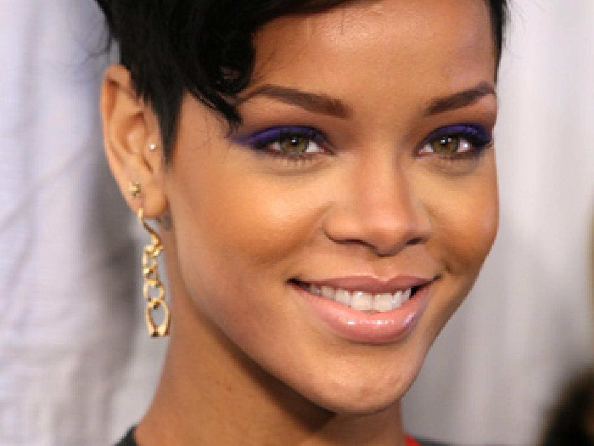 Rihanna mit lila Lidstrich