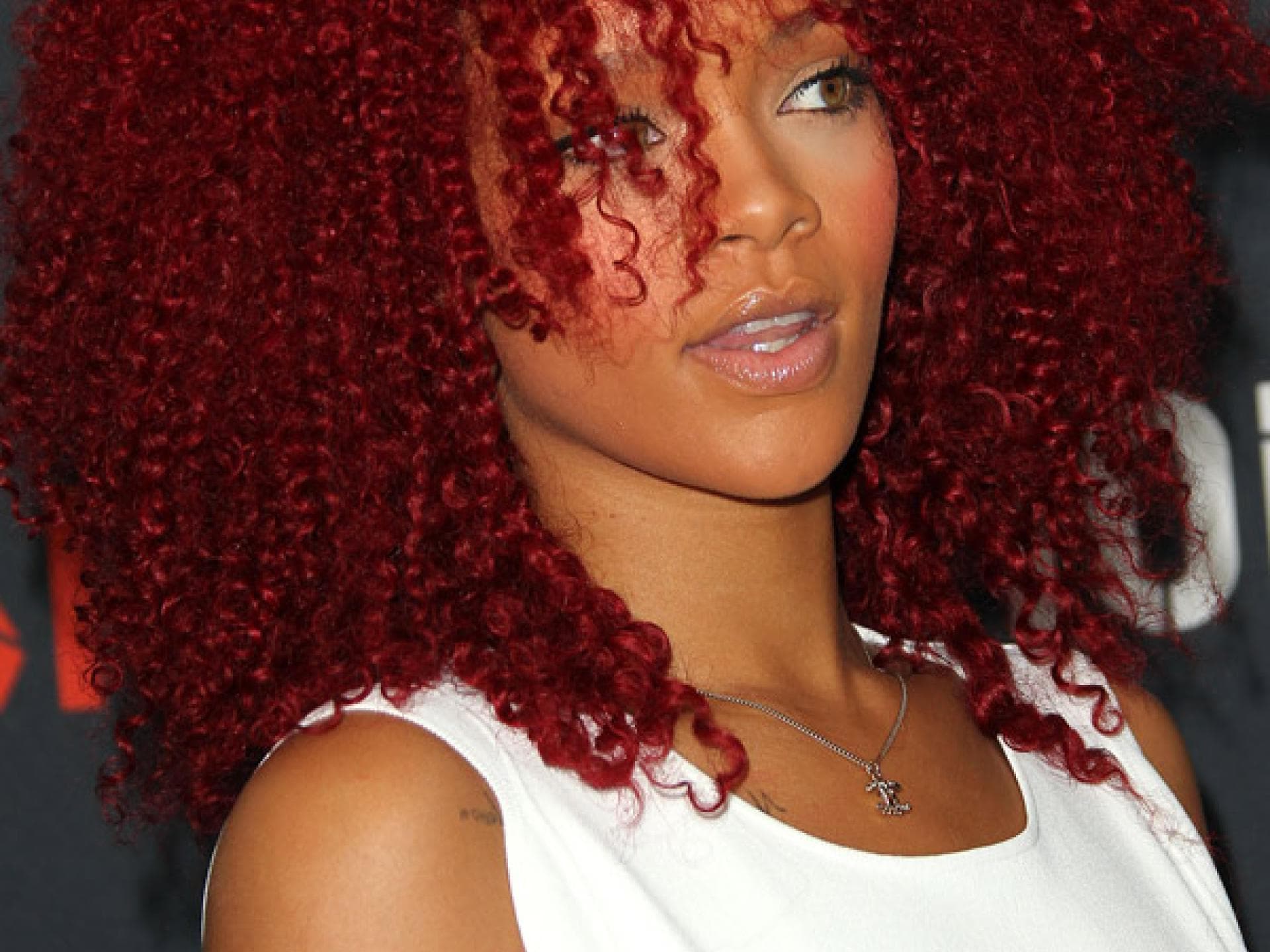 Rihanna mit roter Lockenmähne