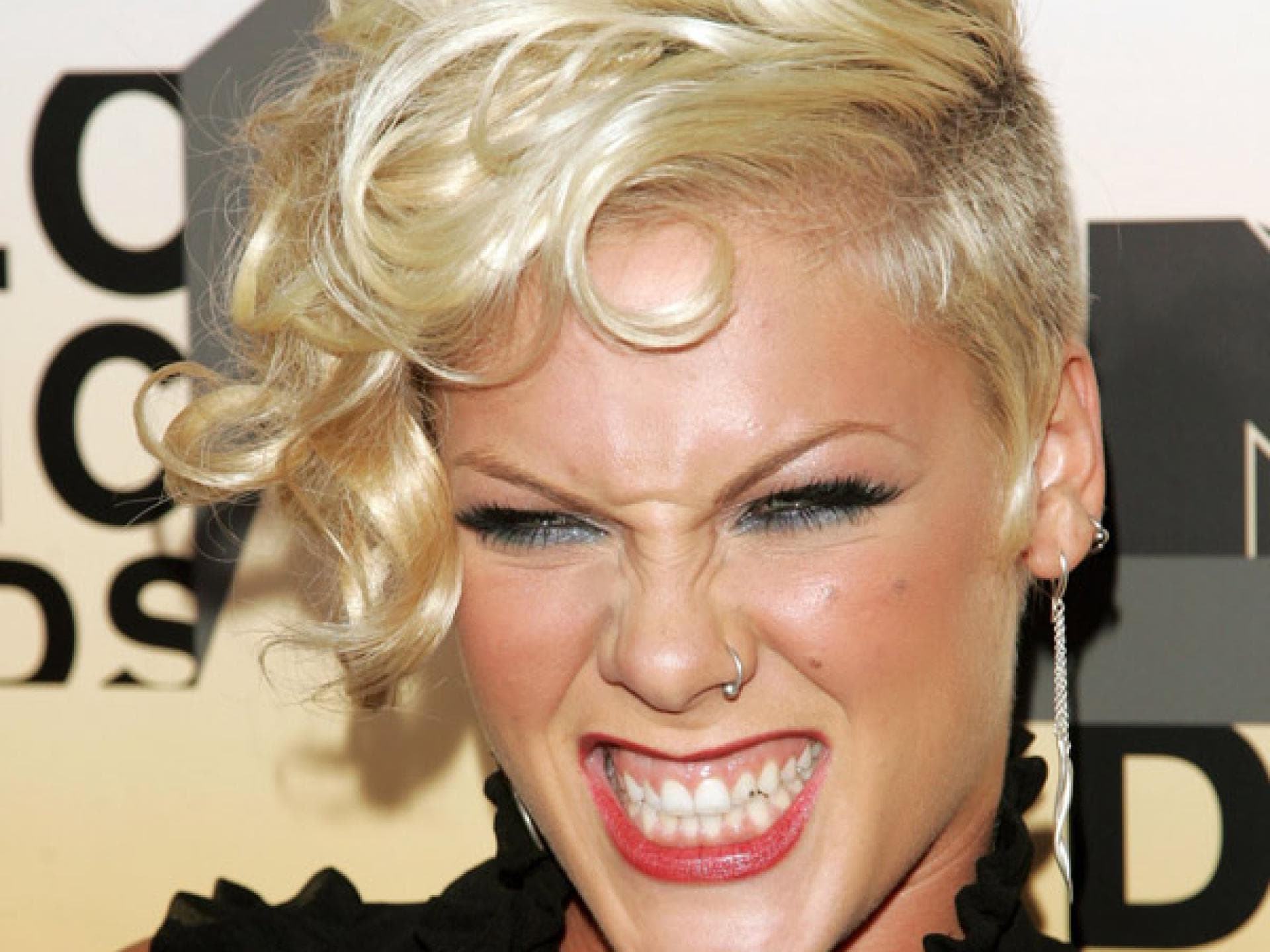 Pink mit lockigem Deckhaar Pink mit lockigem Deckhaar