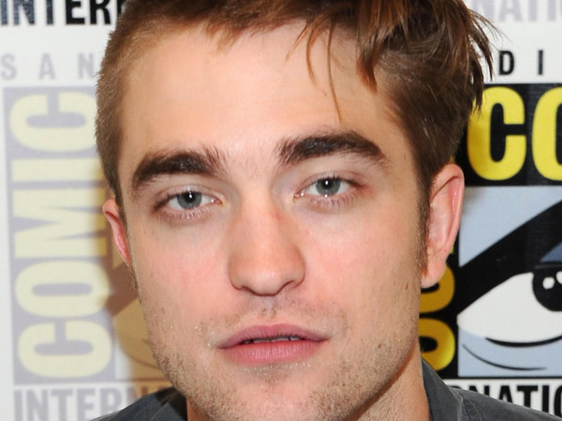 Robert Pattinson mit halbrasiertem Kopf