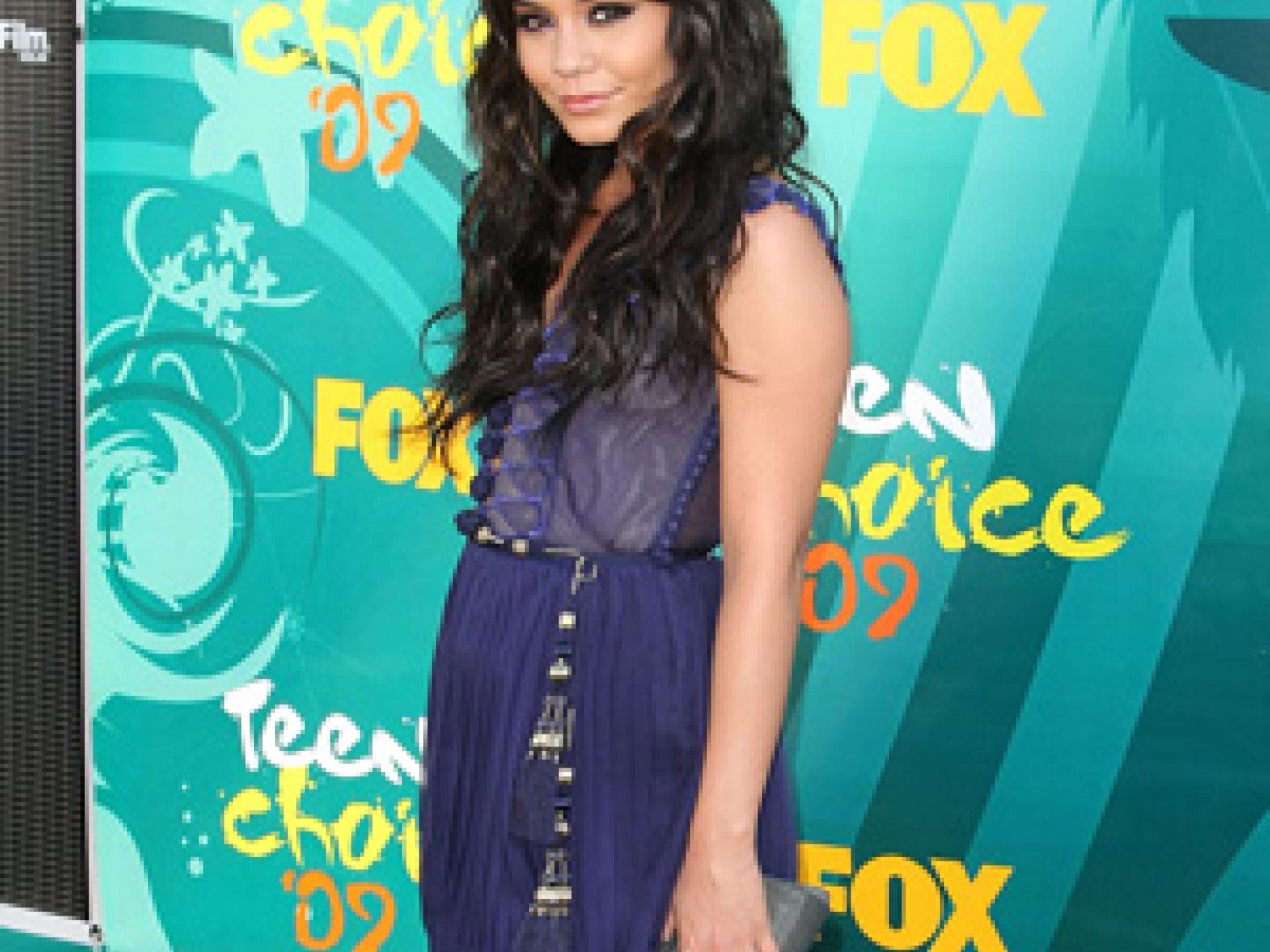 Vanessa Hudgens im lila Kleidchen Vanessa Hudgens im lila Kleidchen