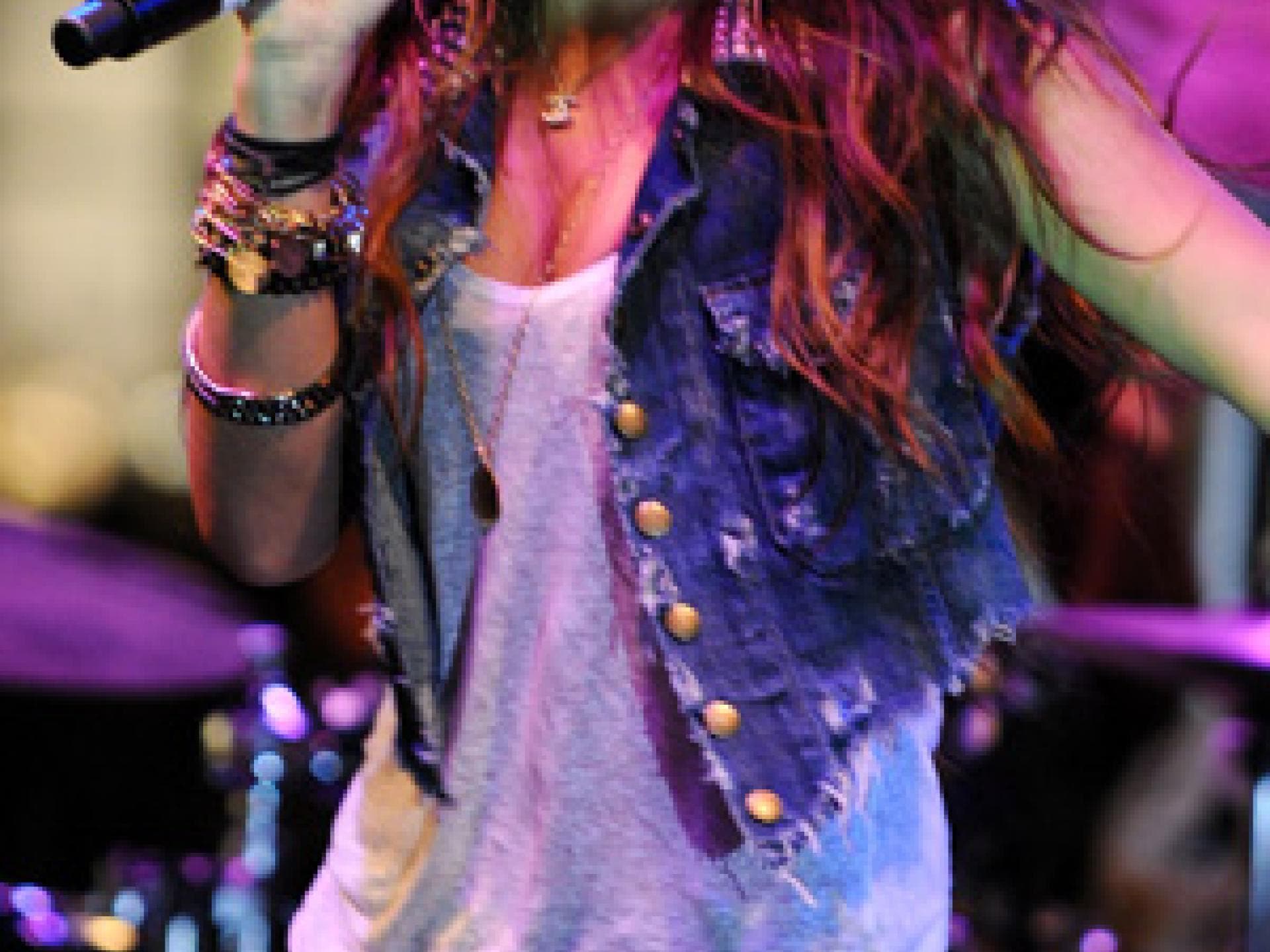 Ashley Tisdale mit Jeans-Weste