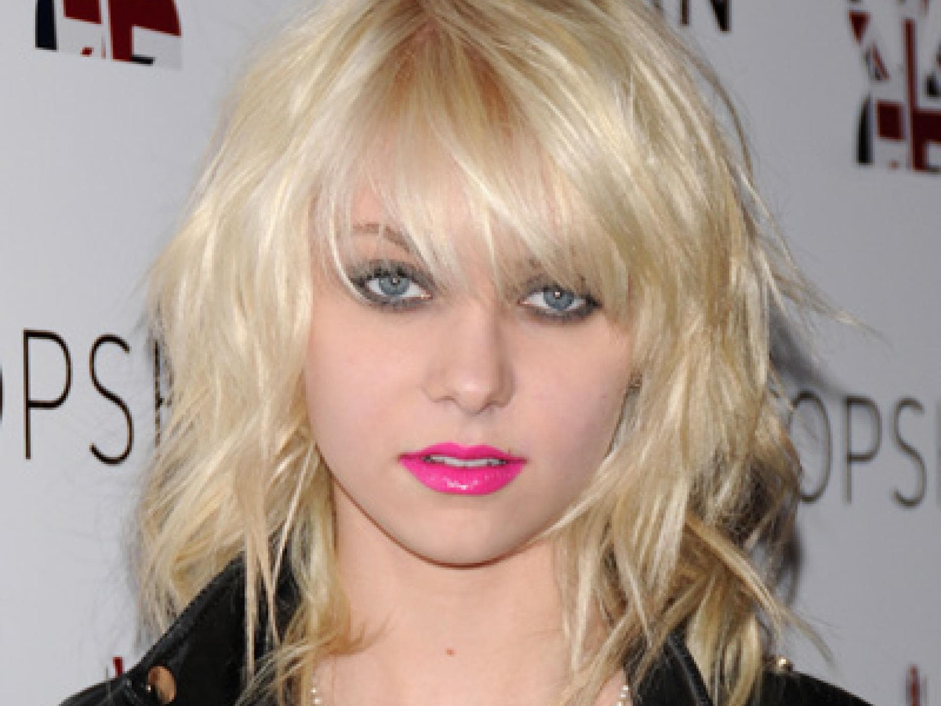 Knalliges Make-up wie Taylor Momsen