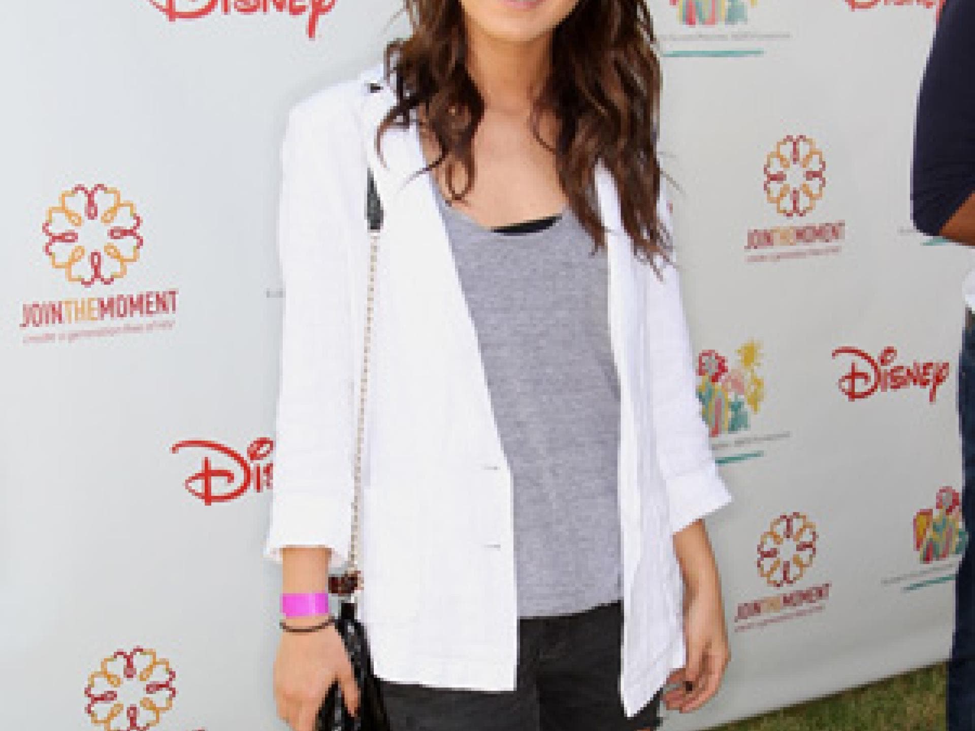 Shenae Grimes mit lässigem Outfit Shenae Grimes mit lässigem Outfit
