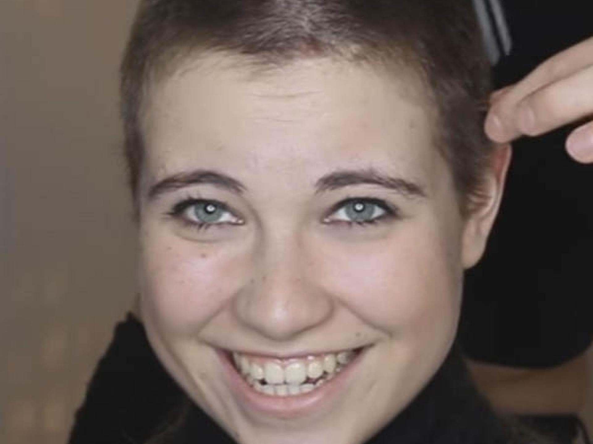 Melina hat sich ihre Haare abrasiert