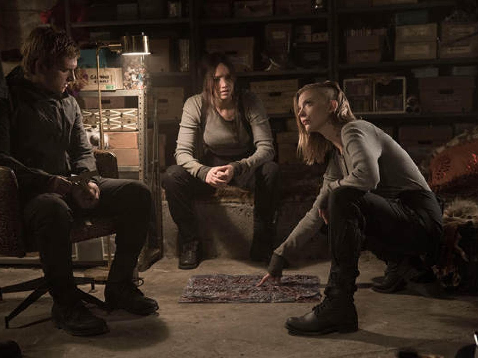 Szenenbild: Cressida, Peeta und Katniss