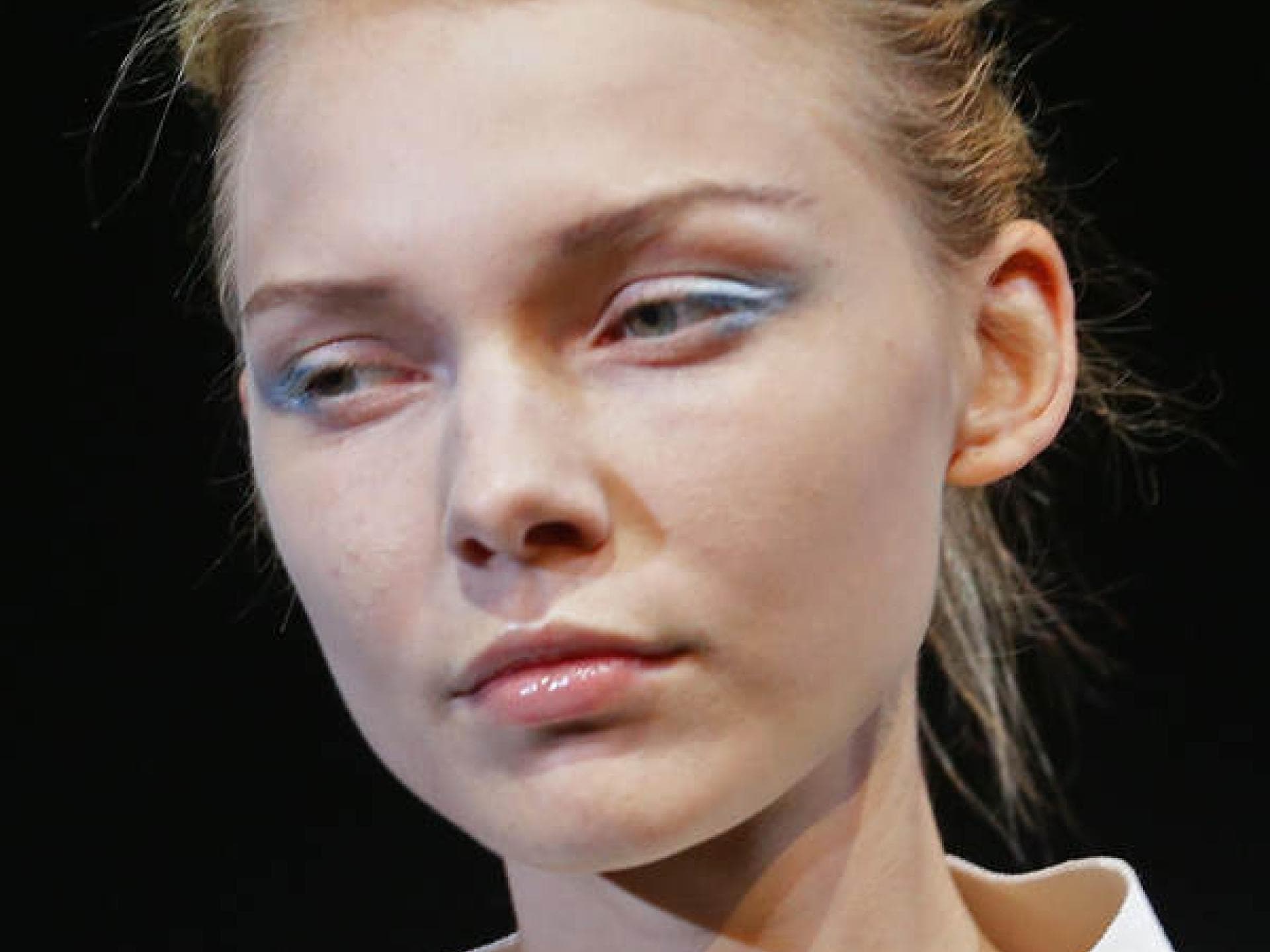 Hellblauer Lidschatten bei Emporio Armani