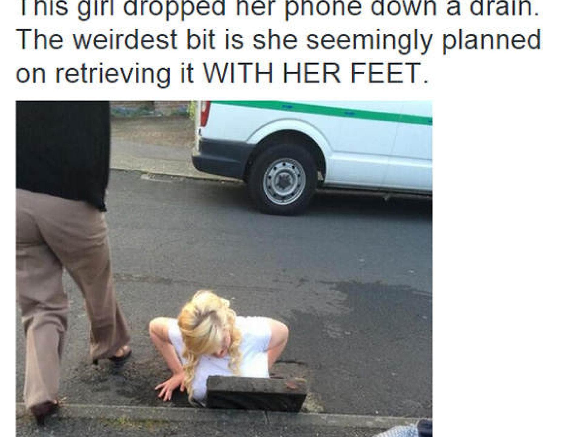 Handy fällt in einen Abwasserkanal