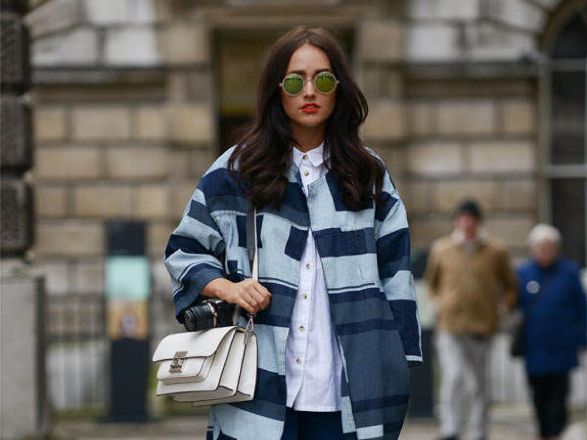 Jeans und Statement-Mantel