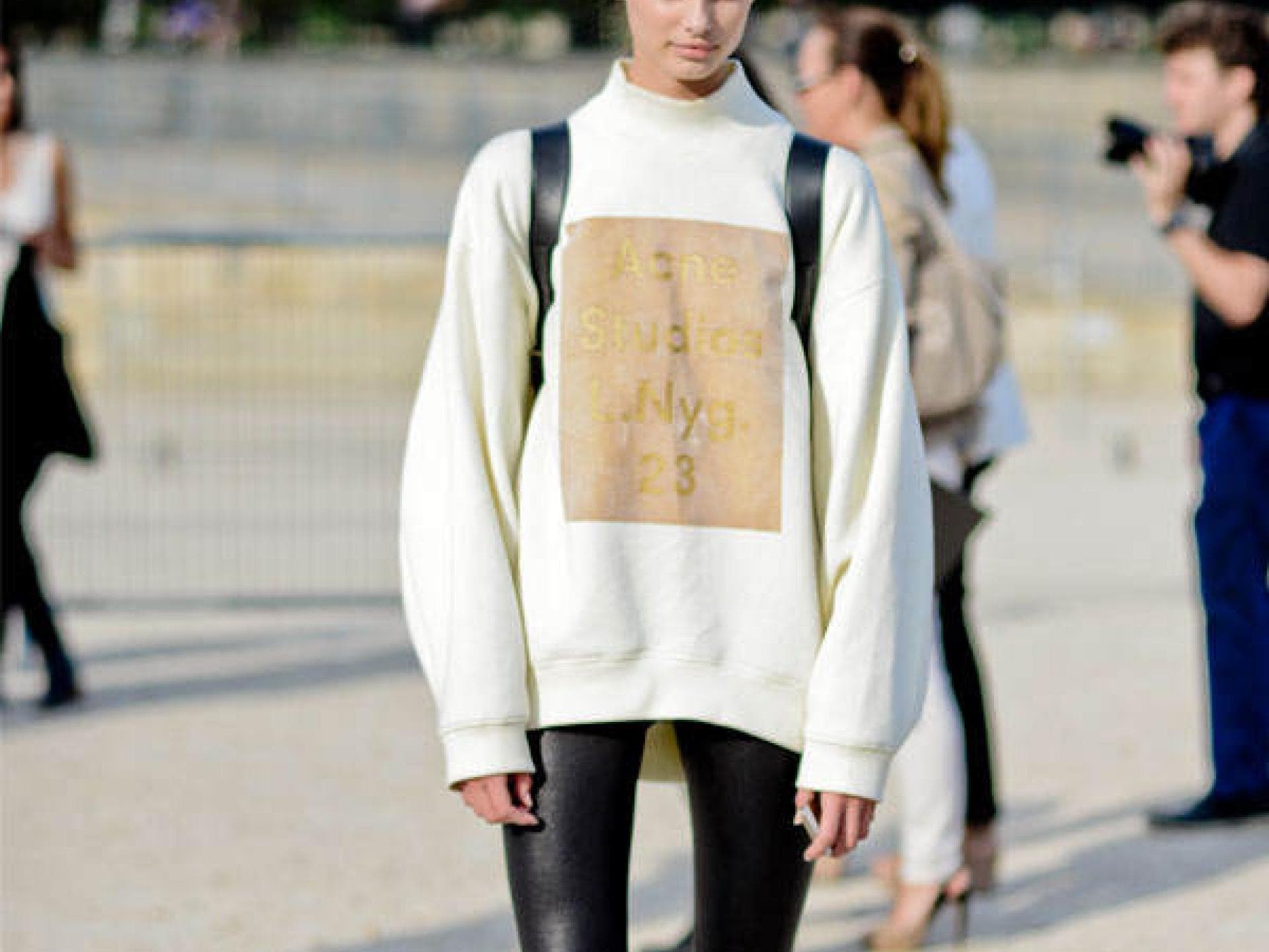 Leder Leggins plus einfacher Pulli