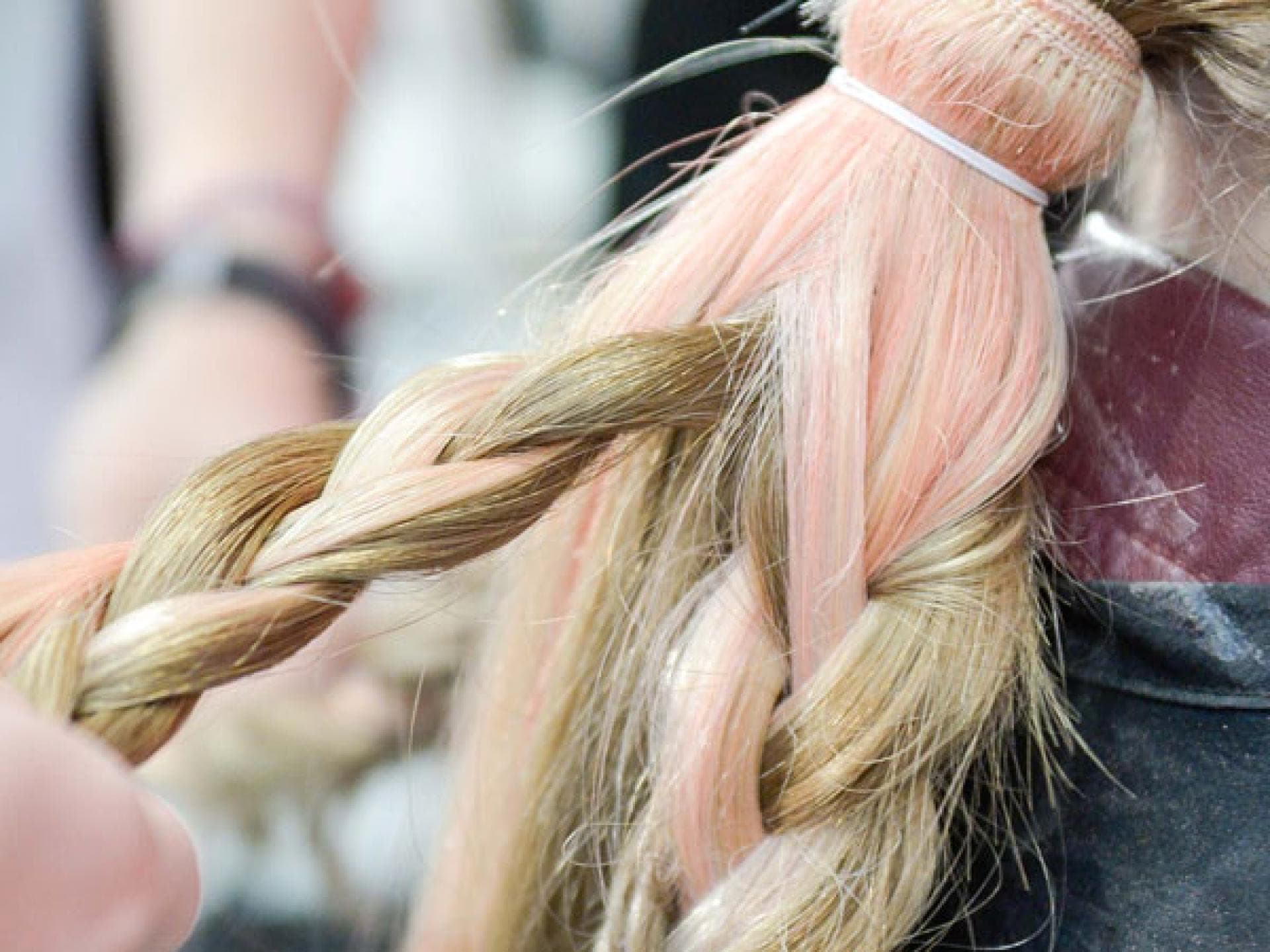 Bunte Strähnchen einflechten