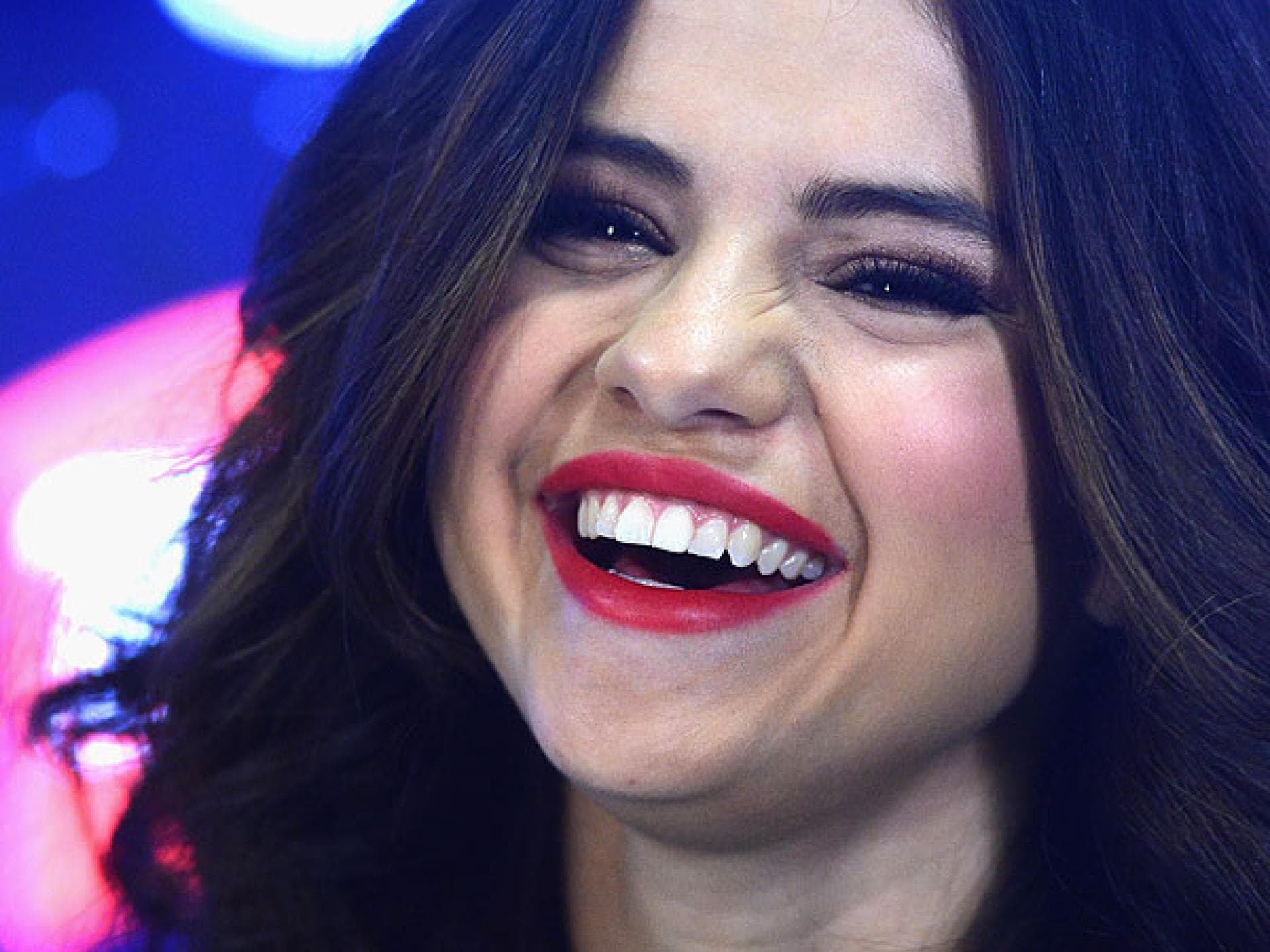 Selena Gomez mit roten Lippen Selena Gomez mit roten Lippen