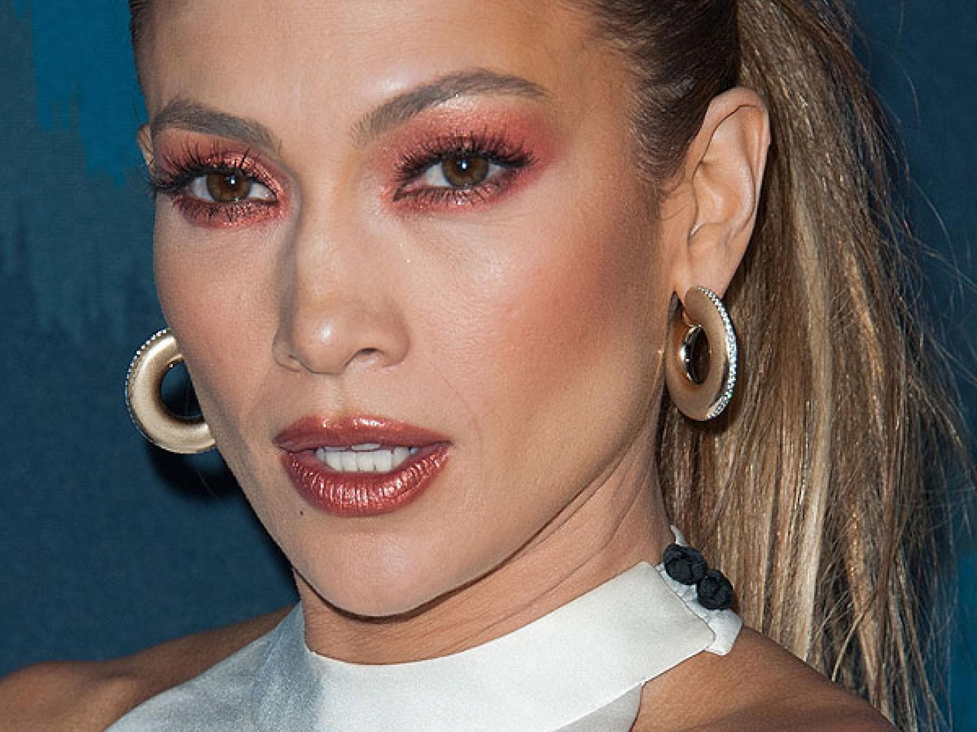 Jennifer Lopez mit roten Augen