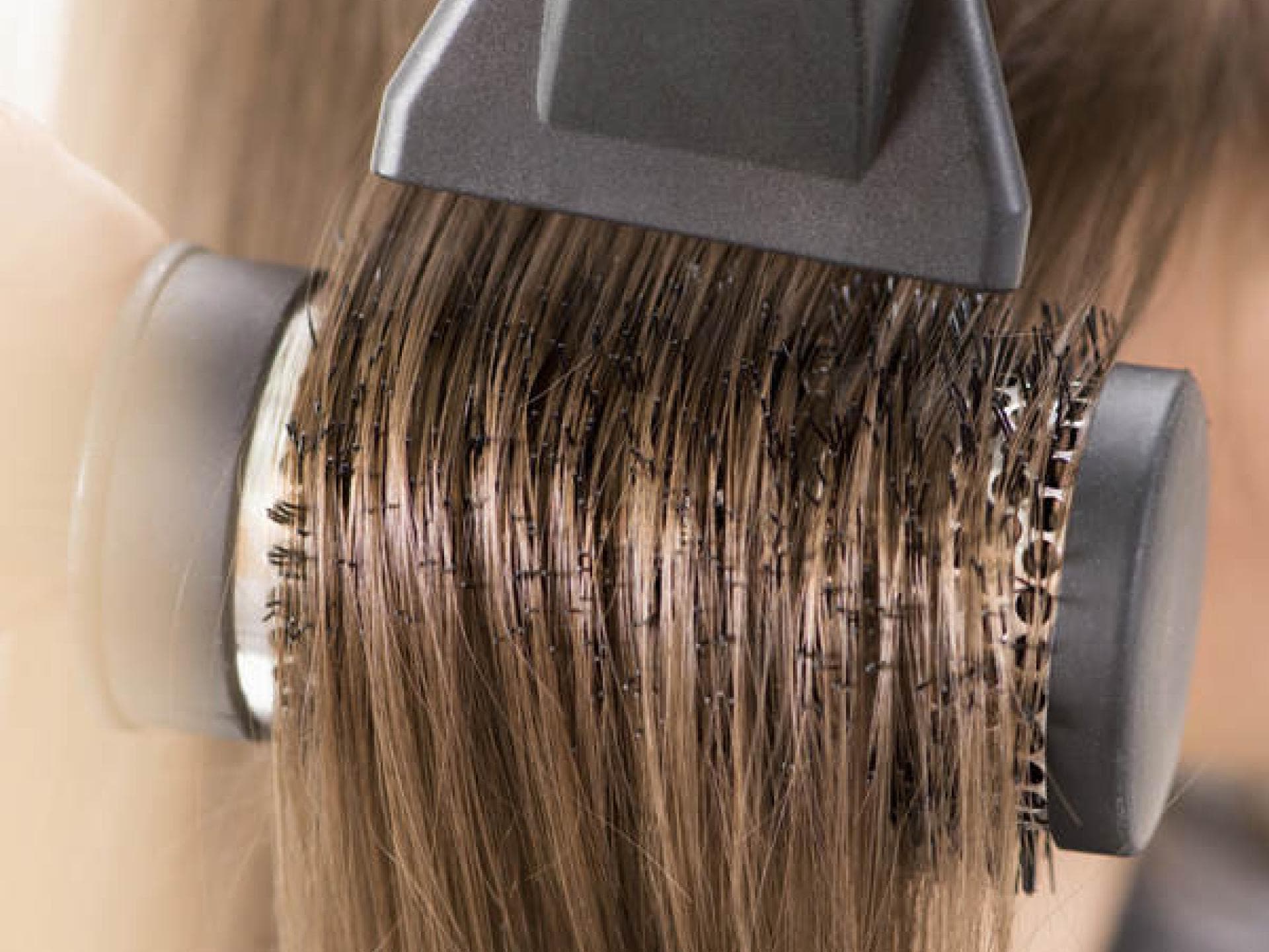 Meine Frisur fällt nach dem Föhnen so schnell wieder zusammen!