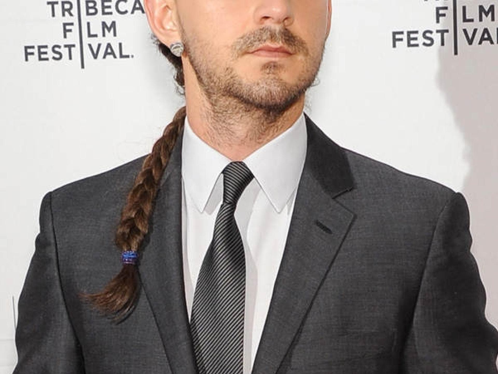 Shia LaBeouf mit Rattenschwanz und Pilzschnitt Shia LaBeouf mit Rattenschwanz und Pilzschnitt