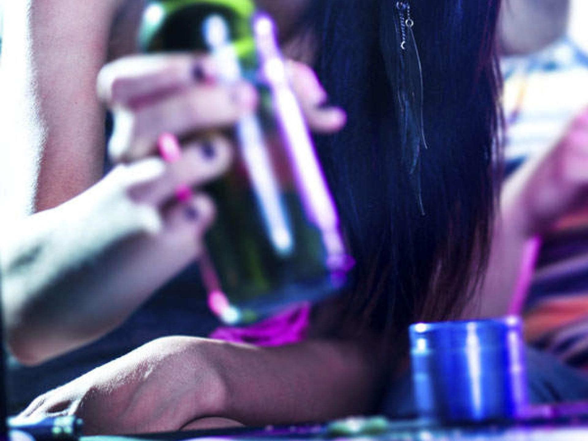 Daumen auf die Flasche