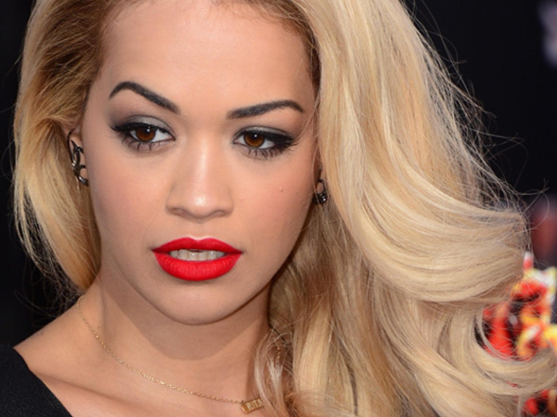Rita Ora mit langen Haaren