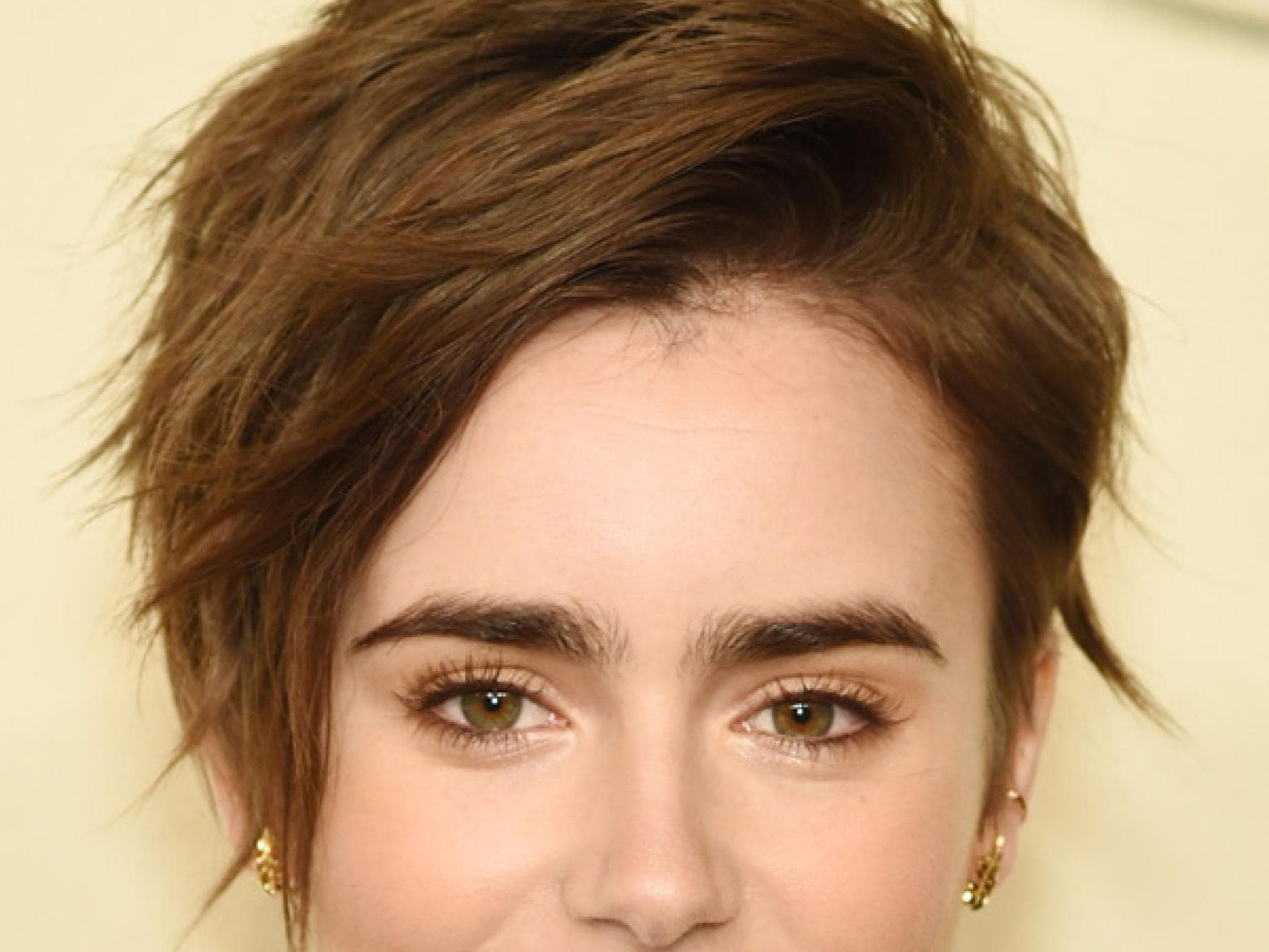 Lily Collins mit kurzen Haaren