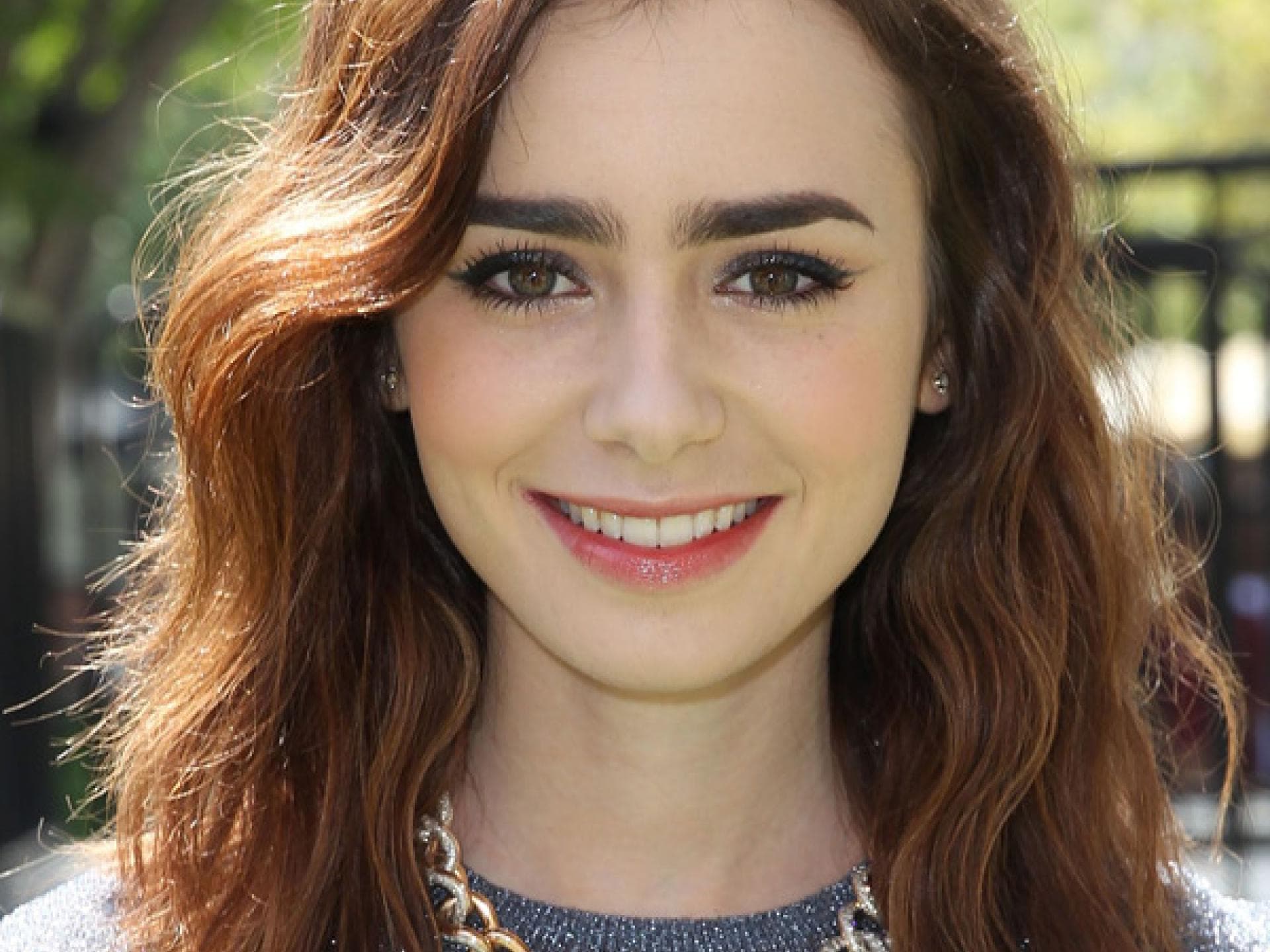 Lily Collins mit langen Haaren