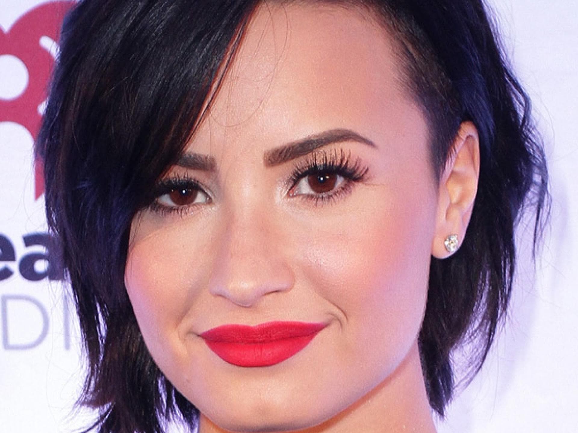 Demi Lovato mit Kurzhaarfrisur