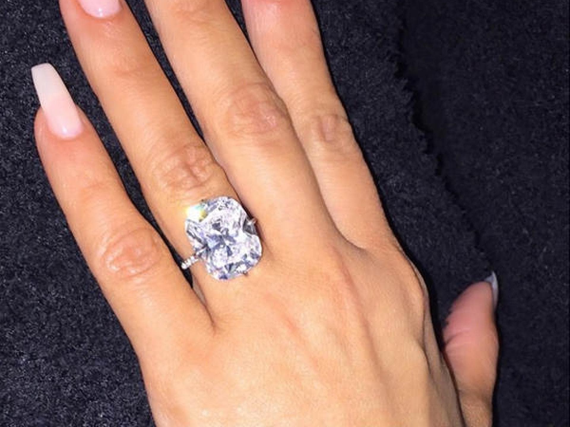 Kim Kardashian mit langen Nägeln