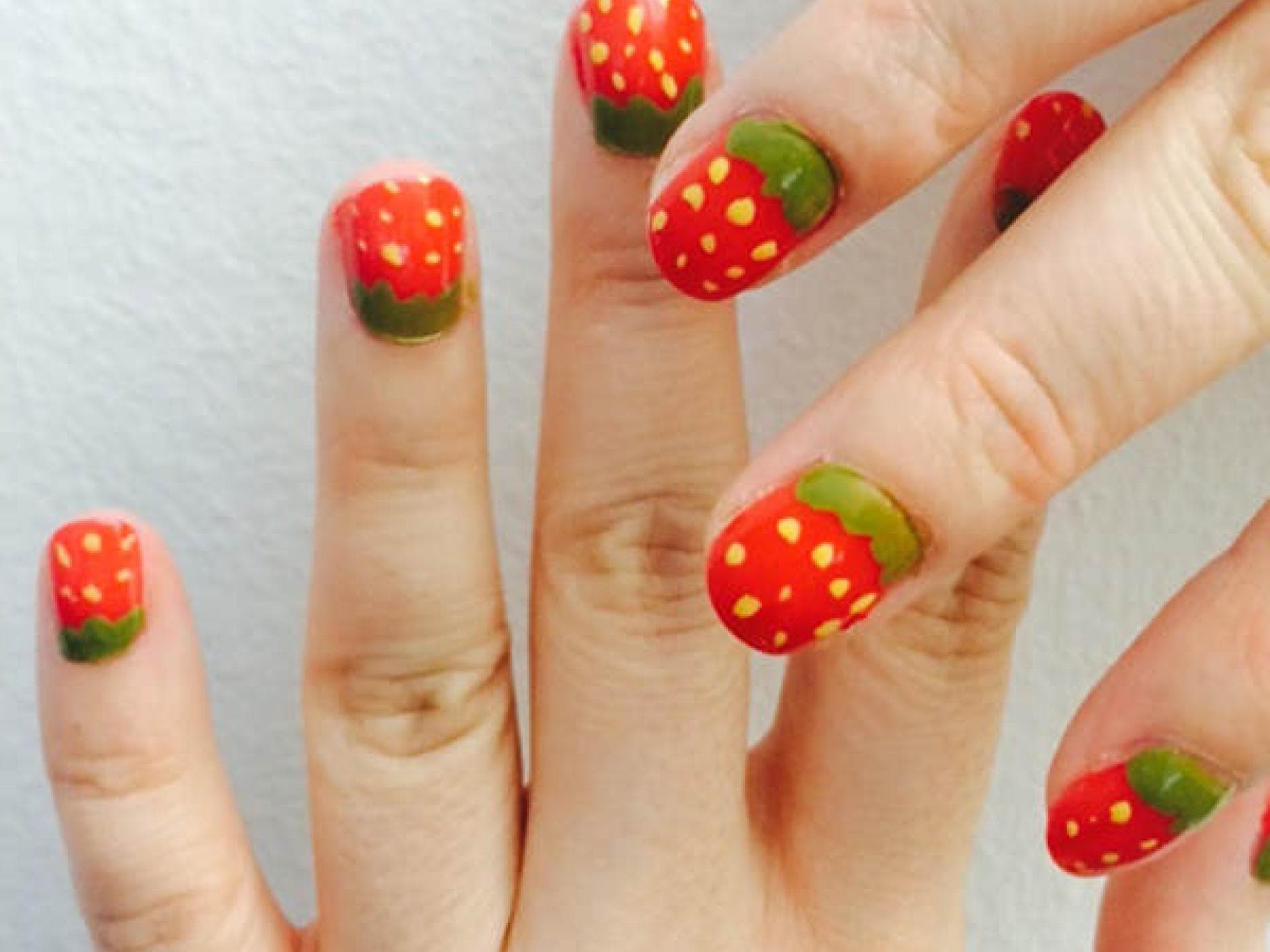 Naildesign mit Erdbeeren