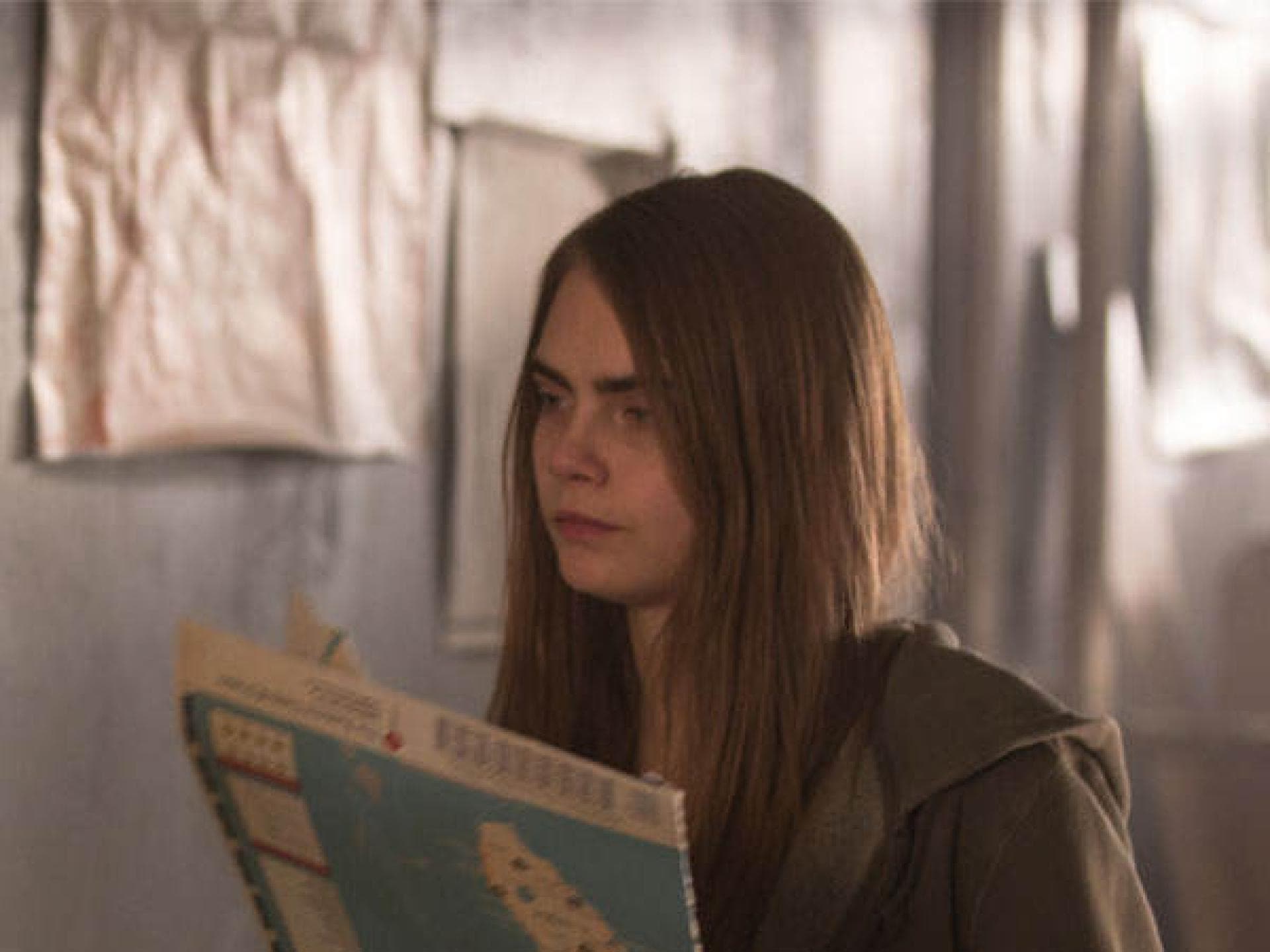 Margo mit einer Landkarte