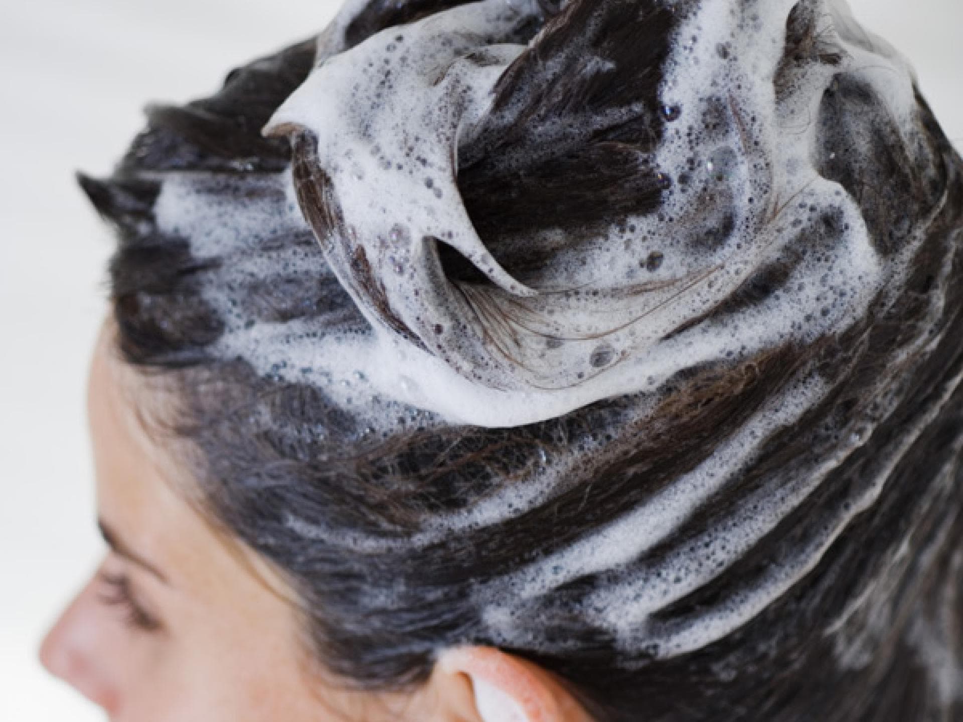 Trockene Haare: Wie oft waschen?