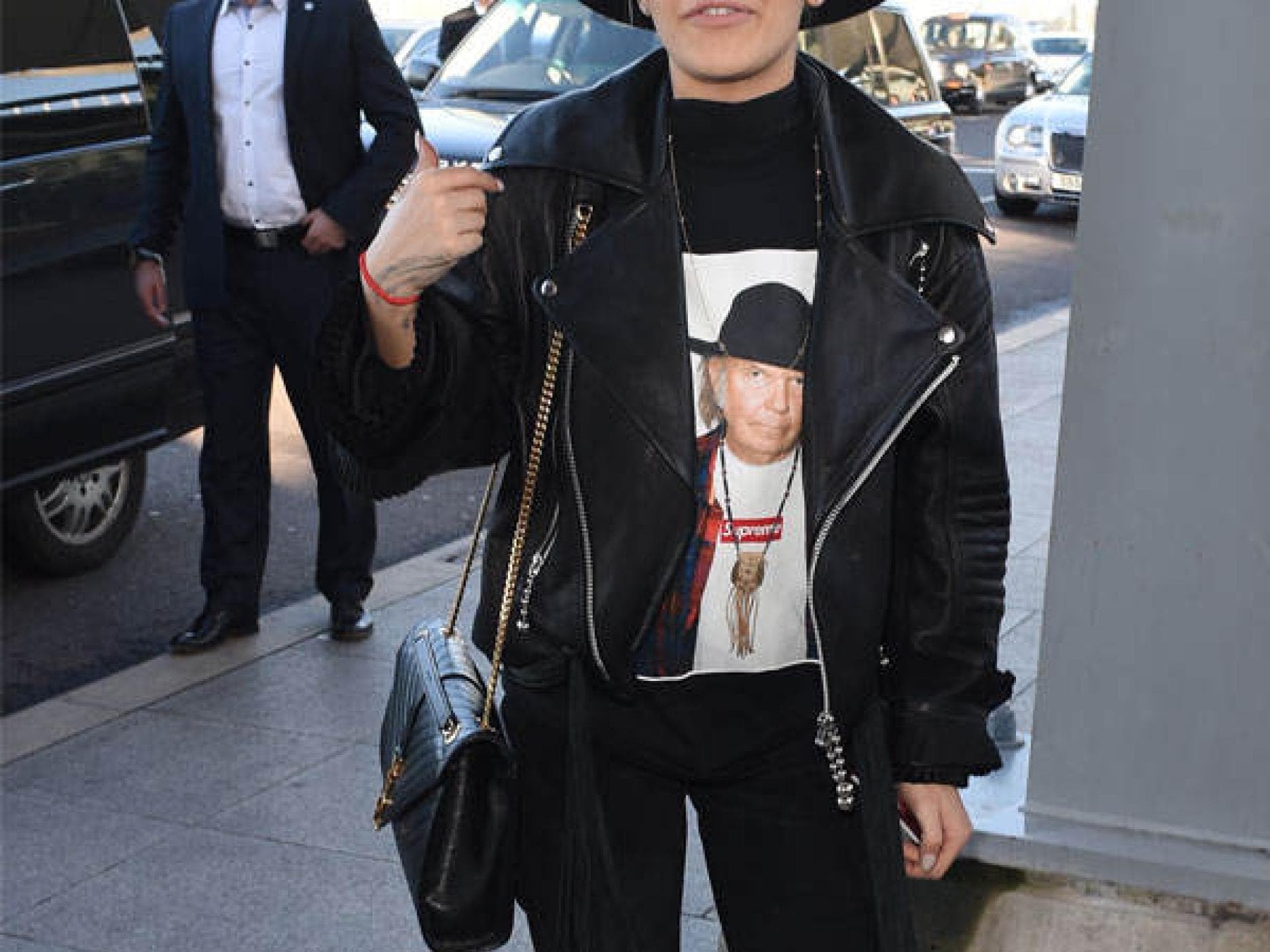 Rita Ora: Schwarze zerissene Jeans nachkaufen Rita Ora: Schwarze zerissene Jeans nachkaufen