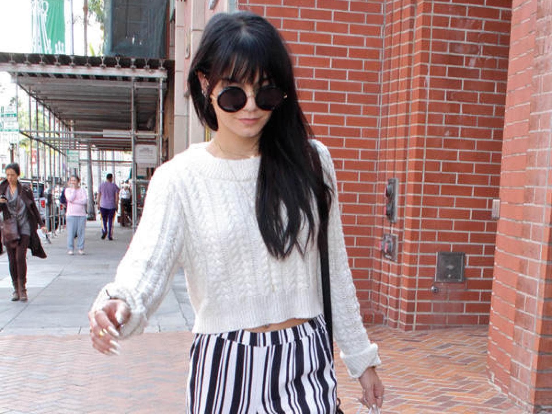 Vanessa Hudgens: Hose mit Längsstreifen Vanessa Hudgens: Hose mit Längsstreifen