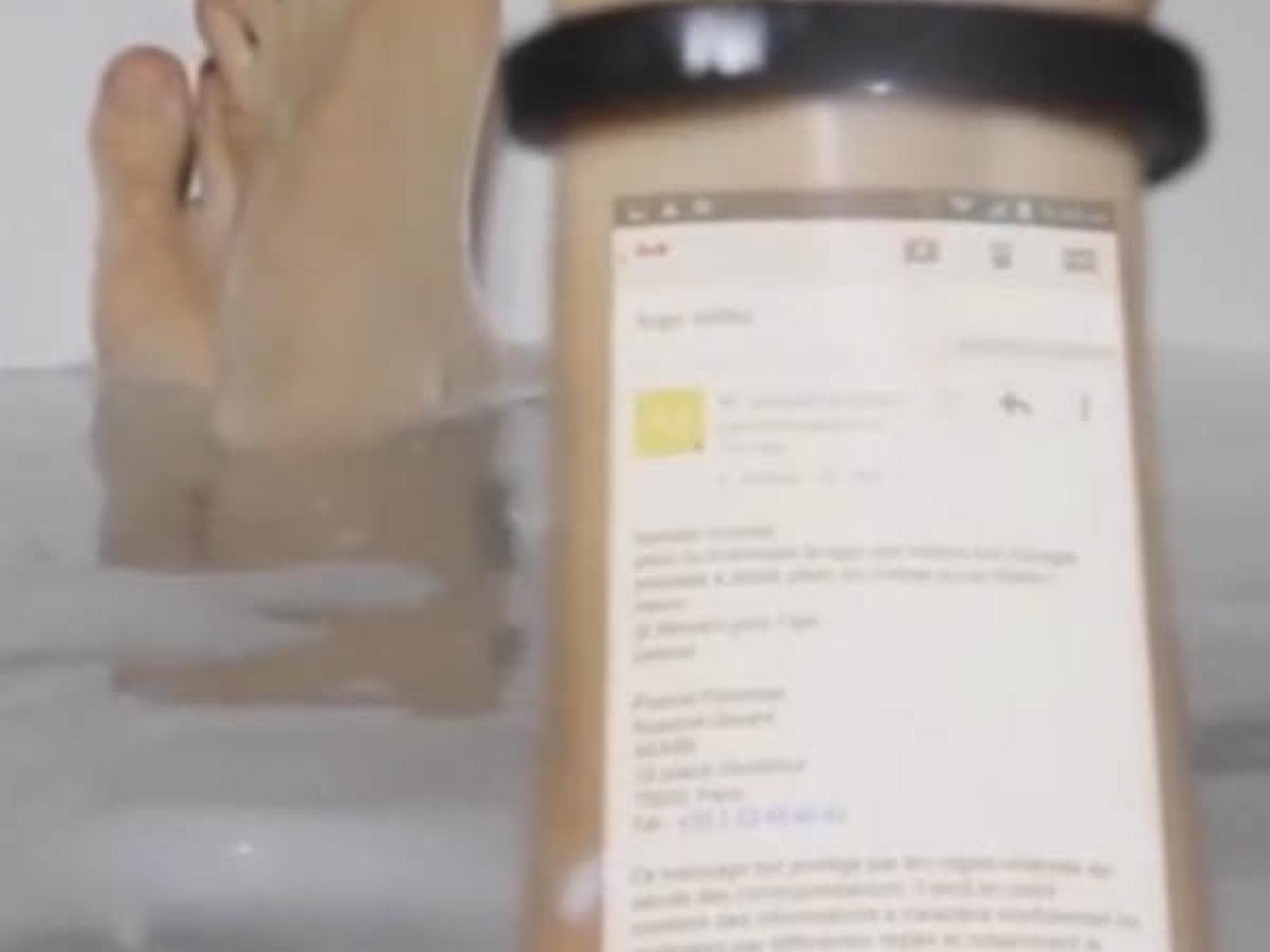 Armband projiziert Handydisplay