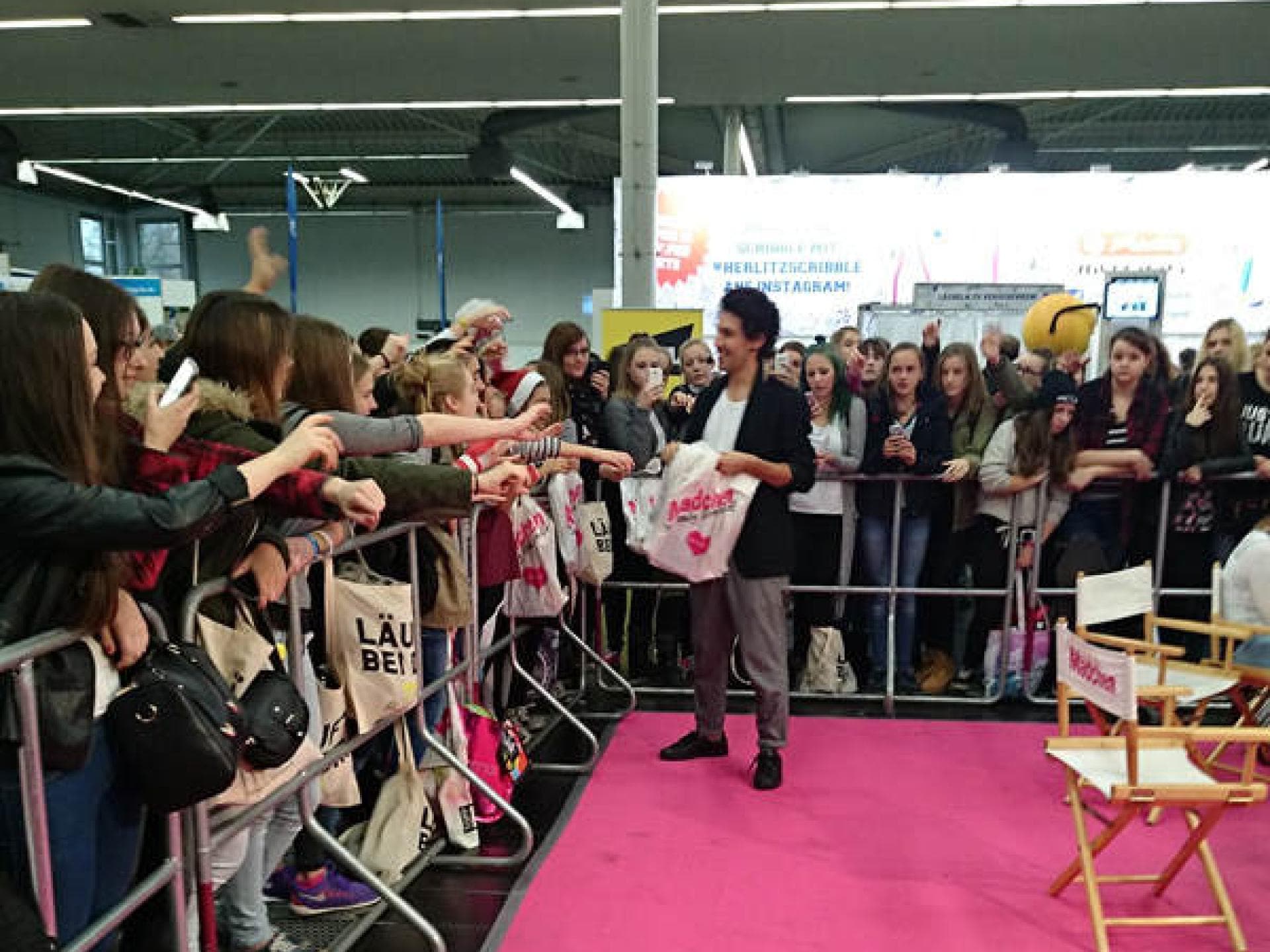 Boris verteilt MÄDCHEN-Goodie-Bags Boris verteilt MÄDCHEN-Goodie-Bags