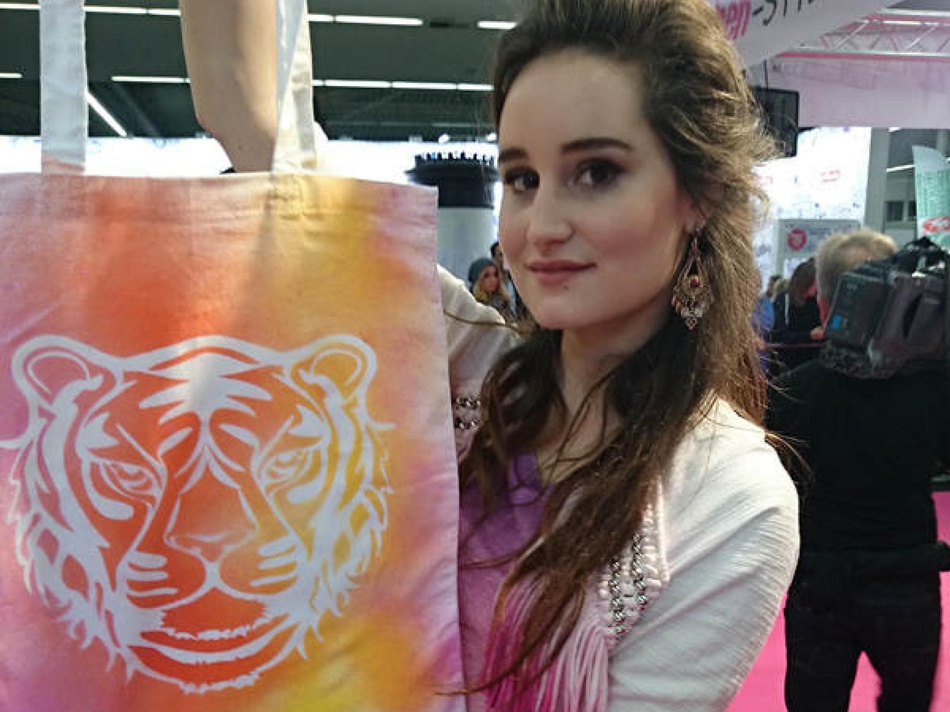 Jill mit selbst-designter Tasche