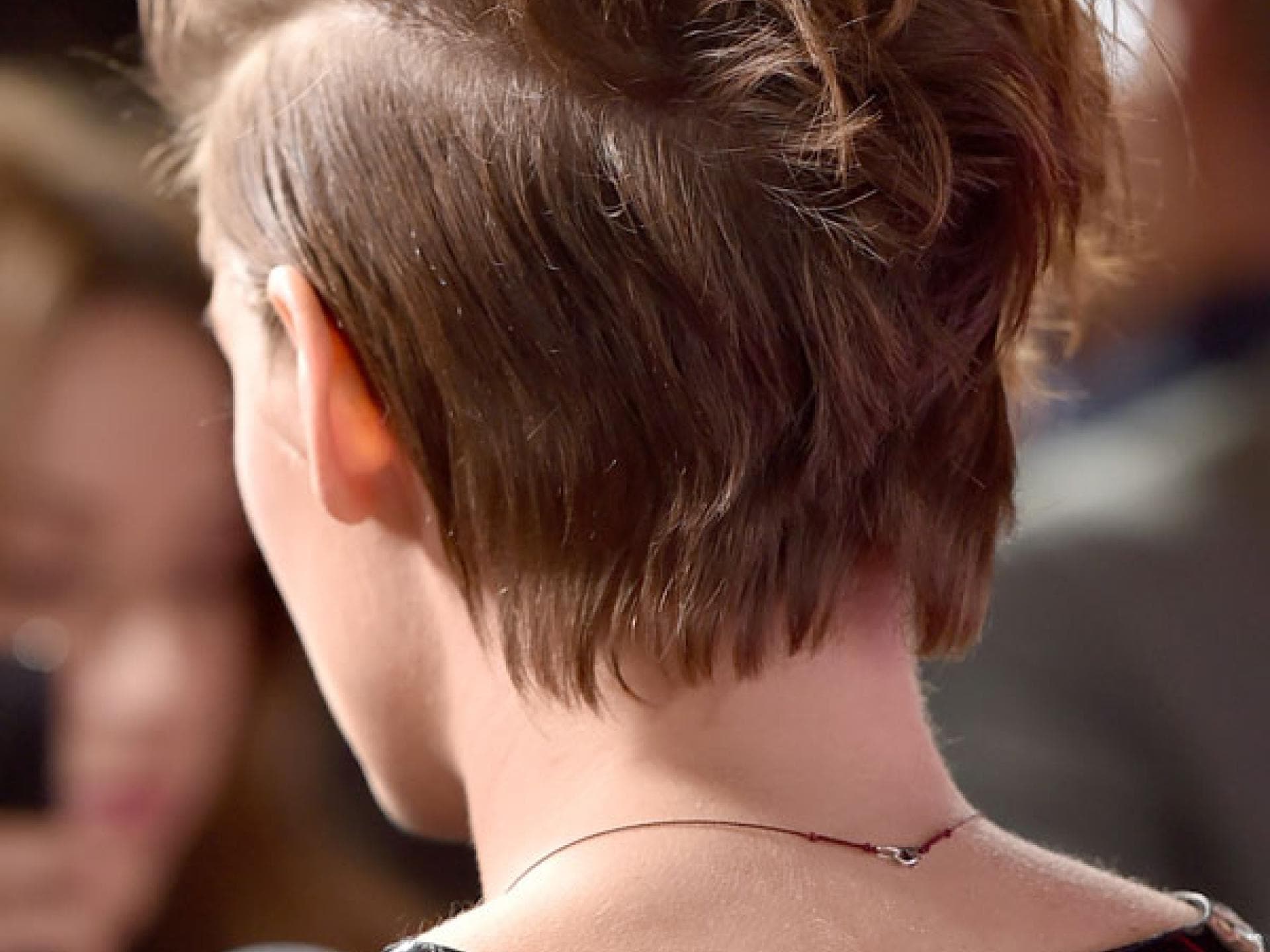 Kristen Stewart Kurzhaarfrisur von hinten