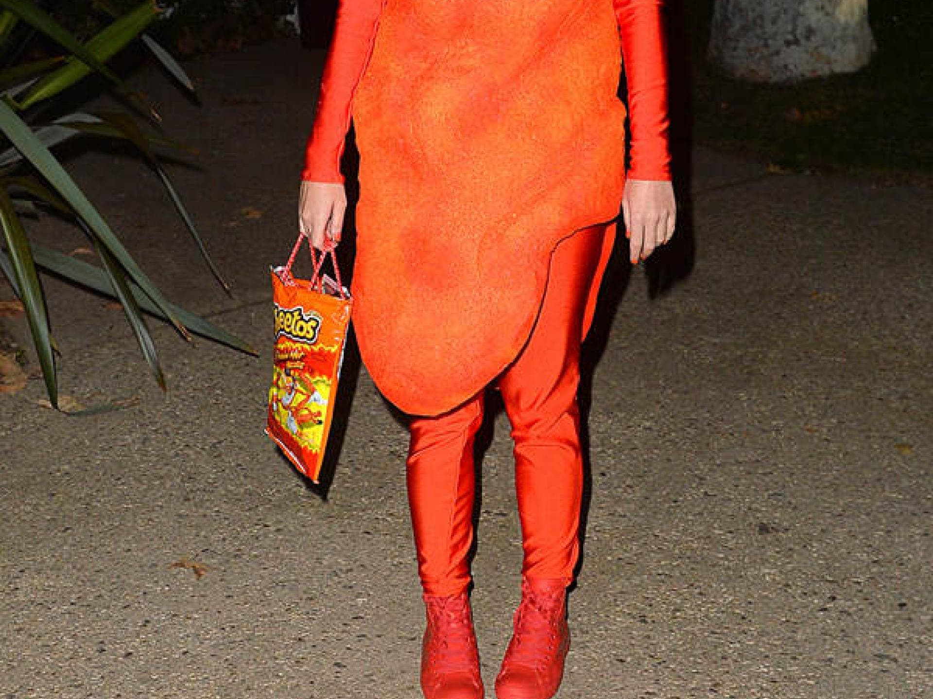 Katy Perry als "Cheeto"-Snack - Halloween 2014 Katy Perry als "Cheeto"-Snack - Halloween 2014