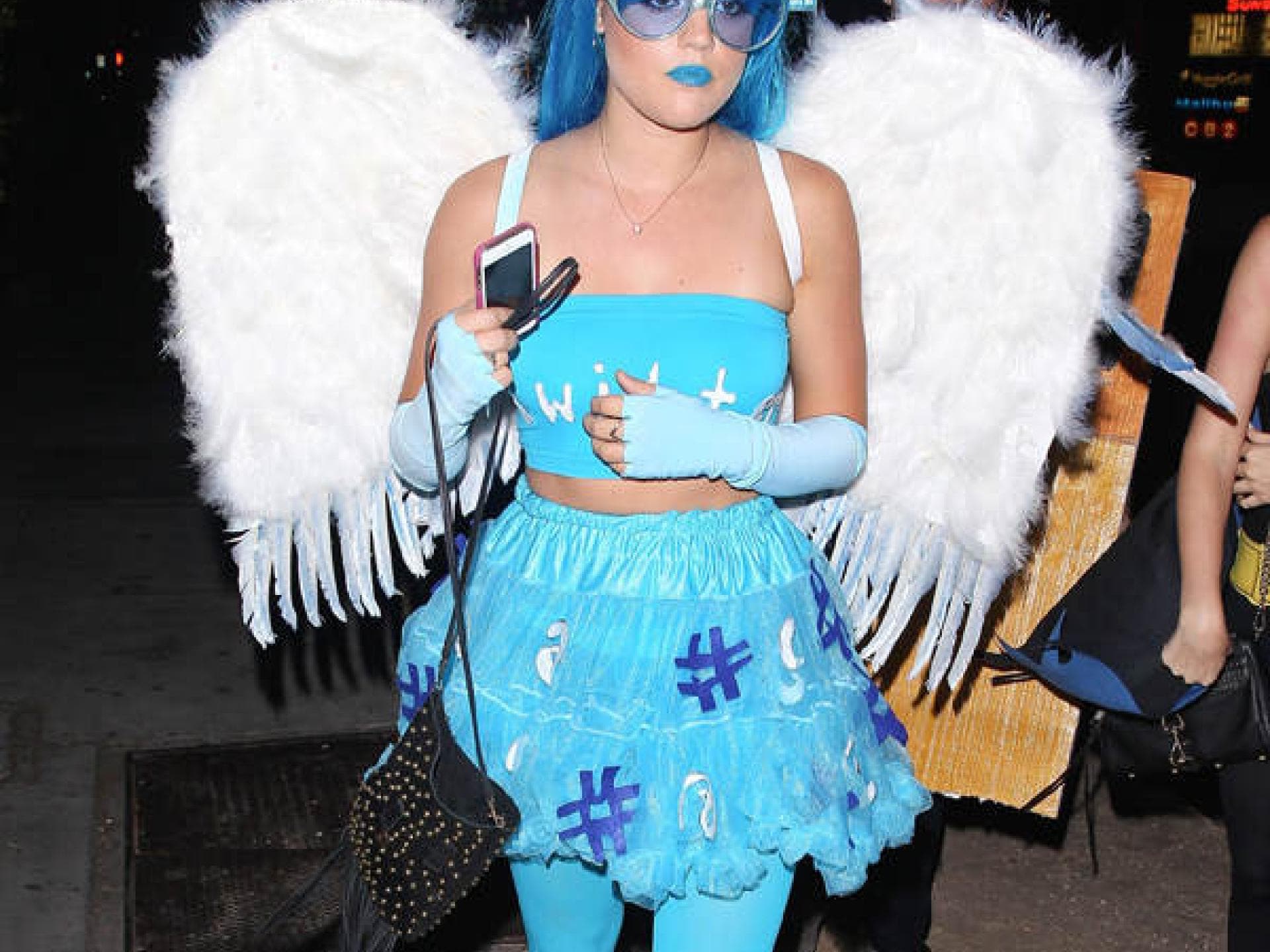 Lucy Hale als Twitter-Bird - Halloween 2014