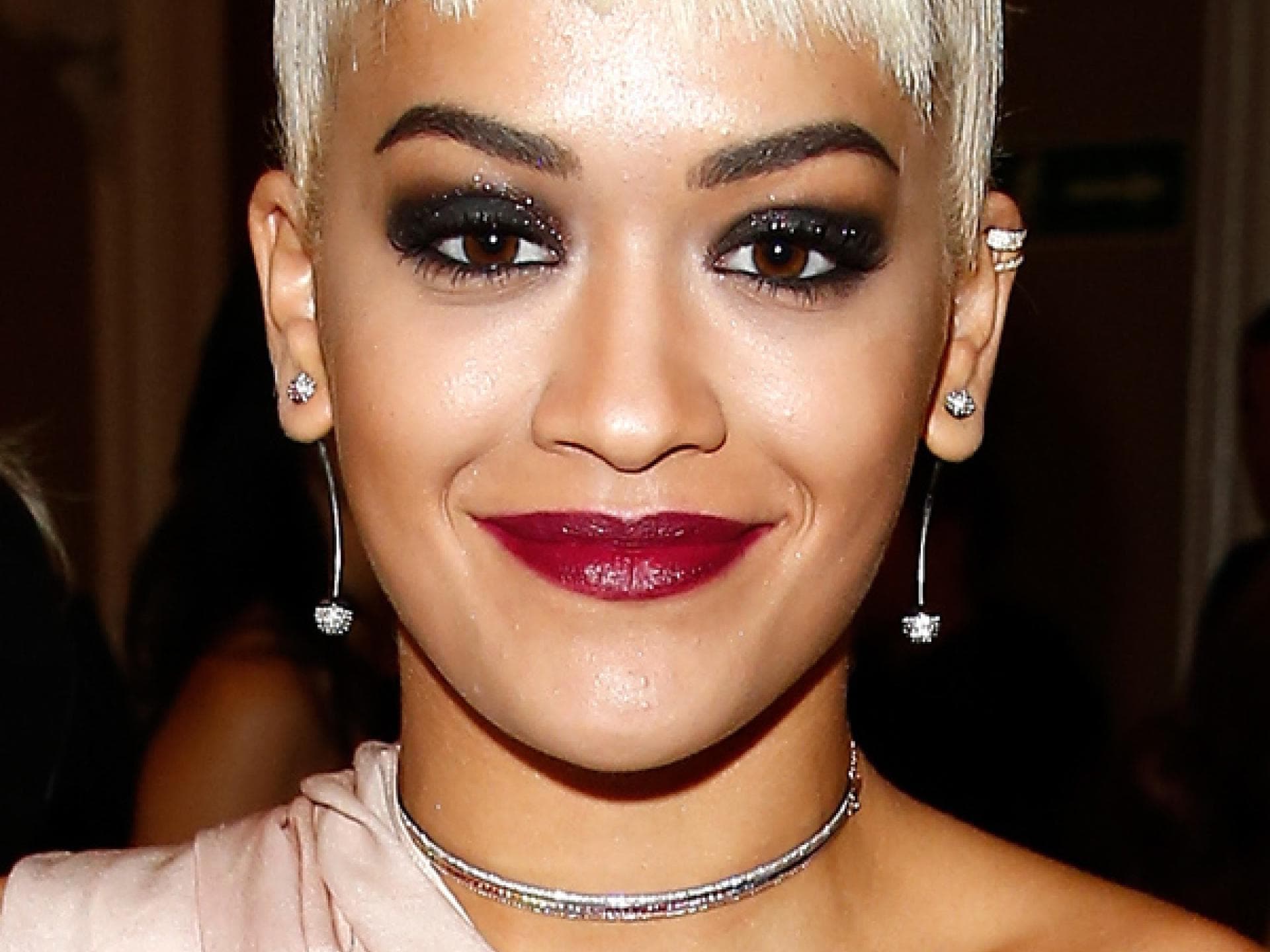 Rita Ora mit Smokey Eyes