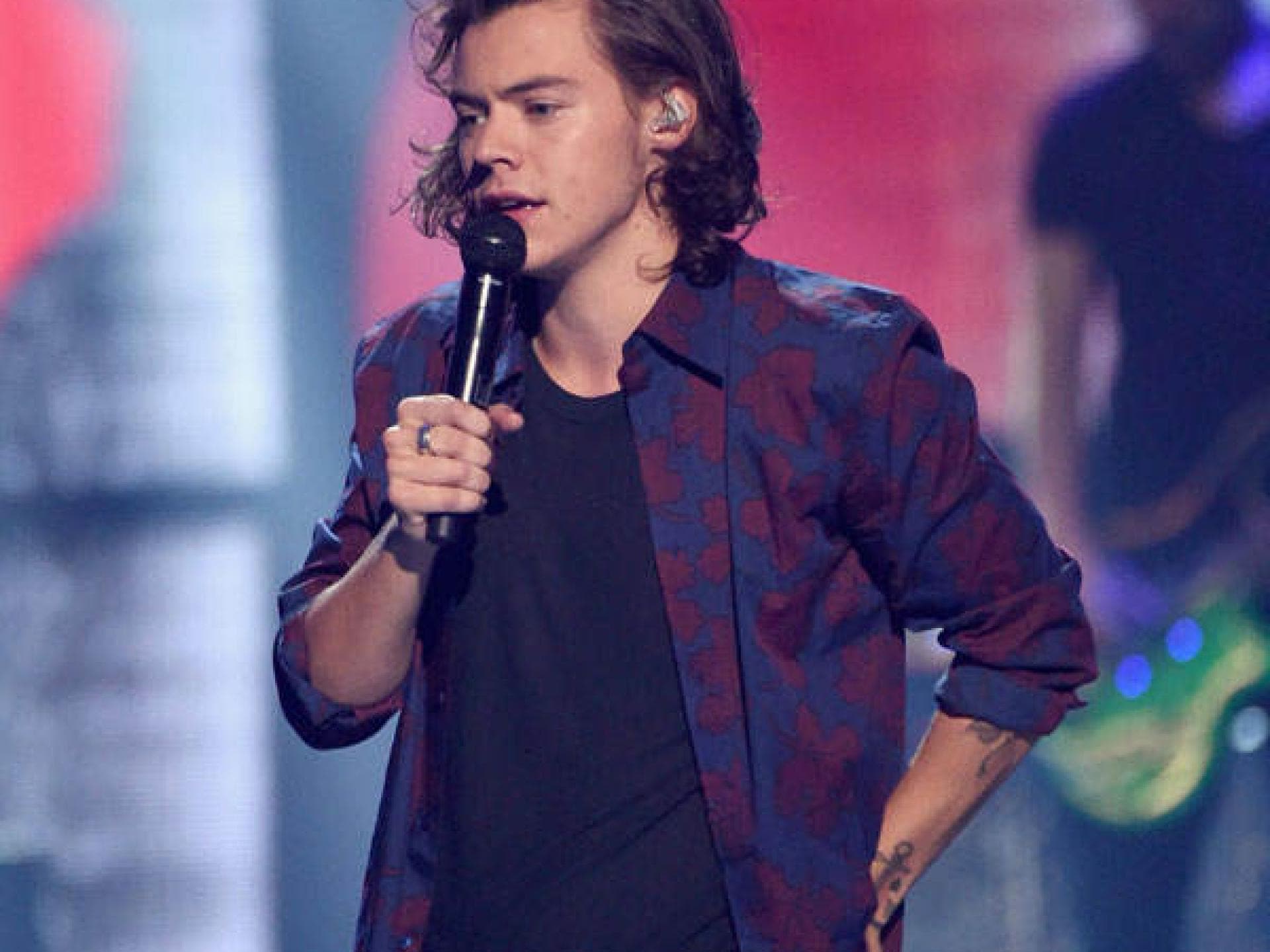 Harry Styles mit schulterlangen Haaren