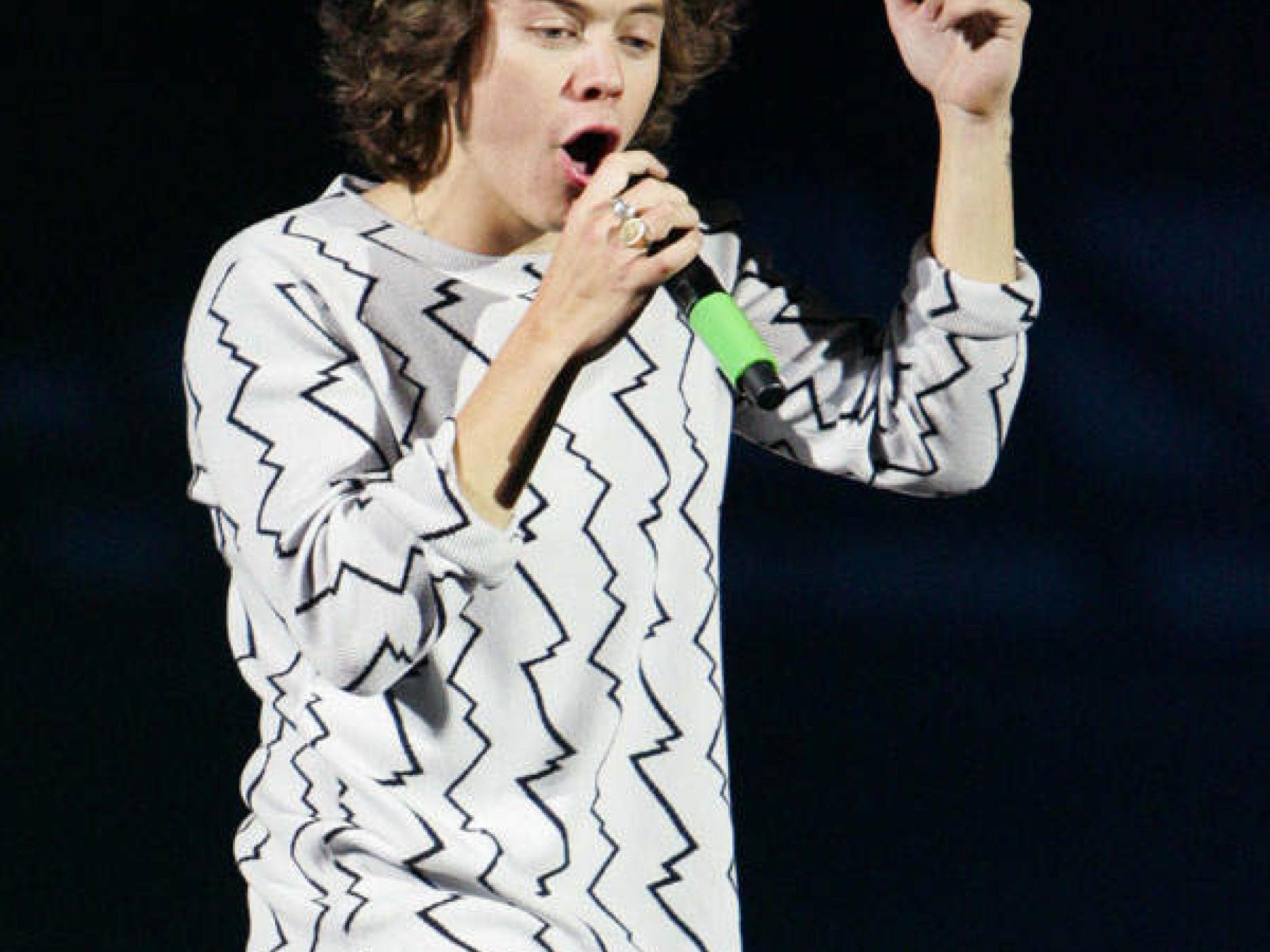 Harry Styles mit Haarband