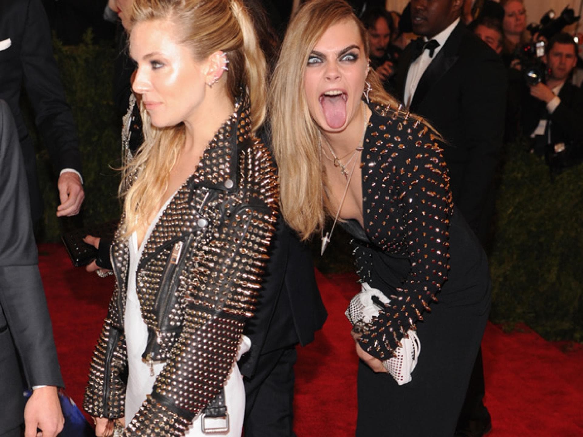 Cara Delevingne: Photobomb