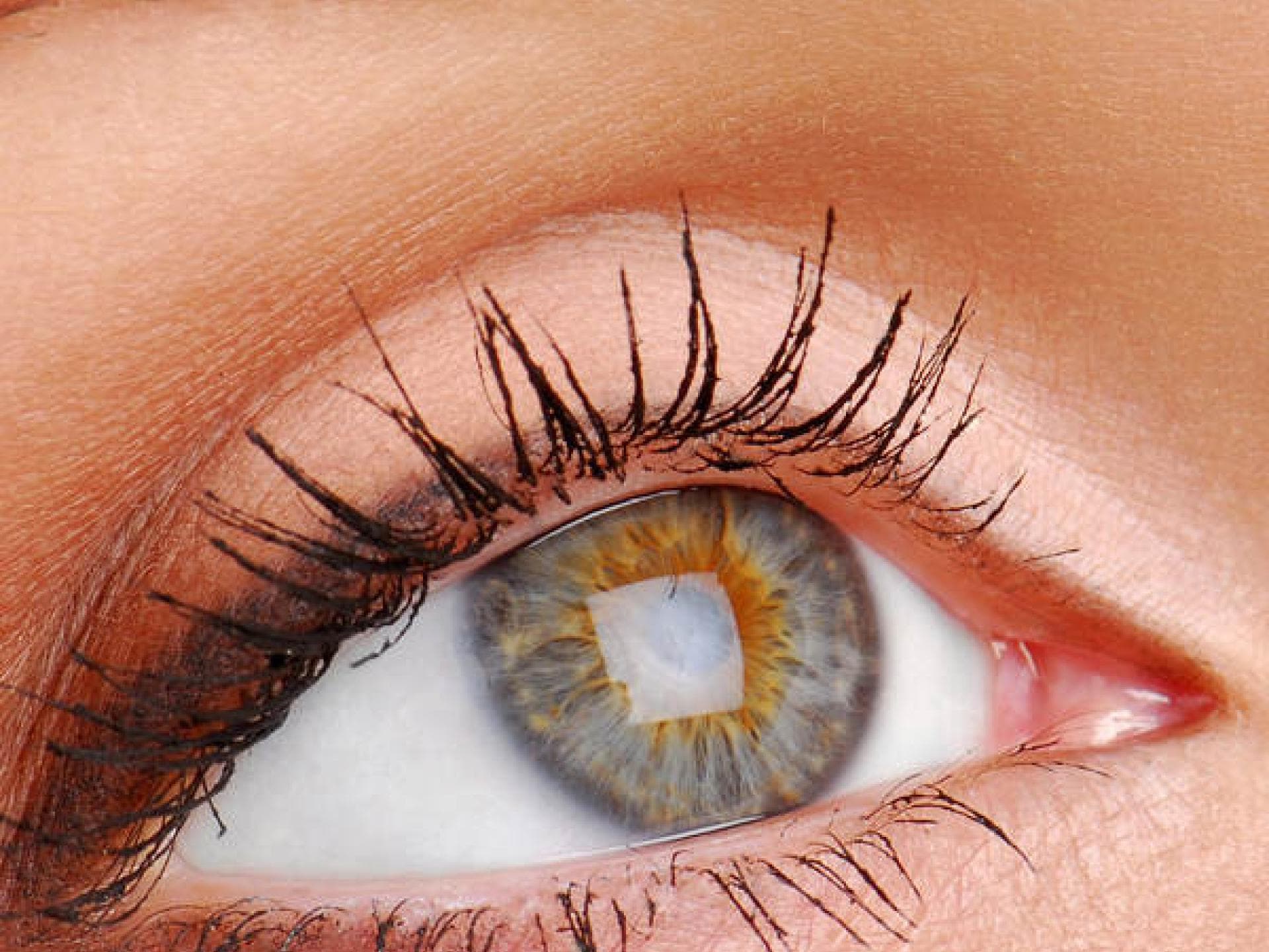 Weißer Kajal macht müde Augen wach