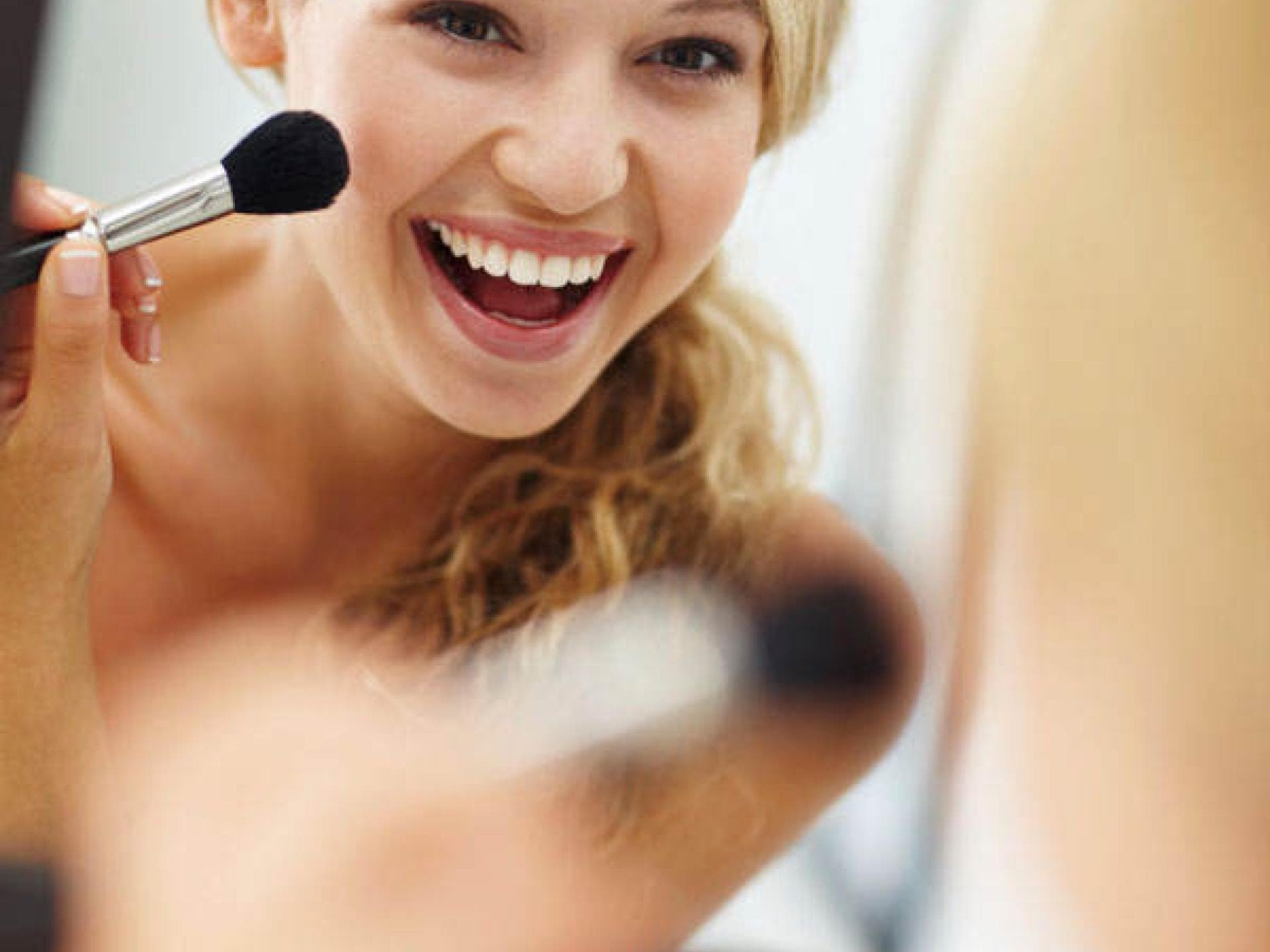 Rouge unter der Foundation