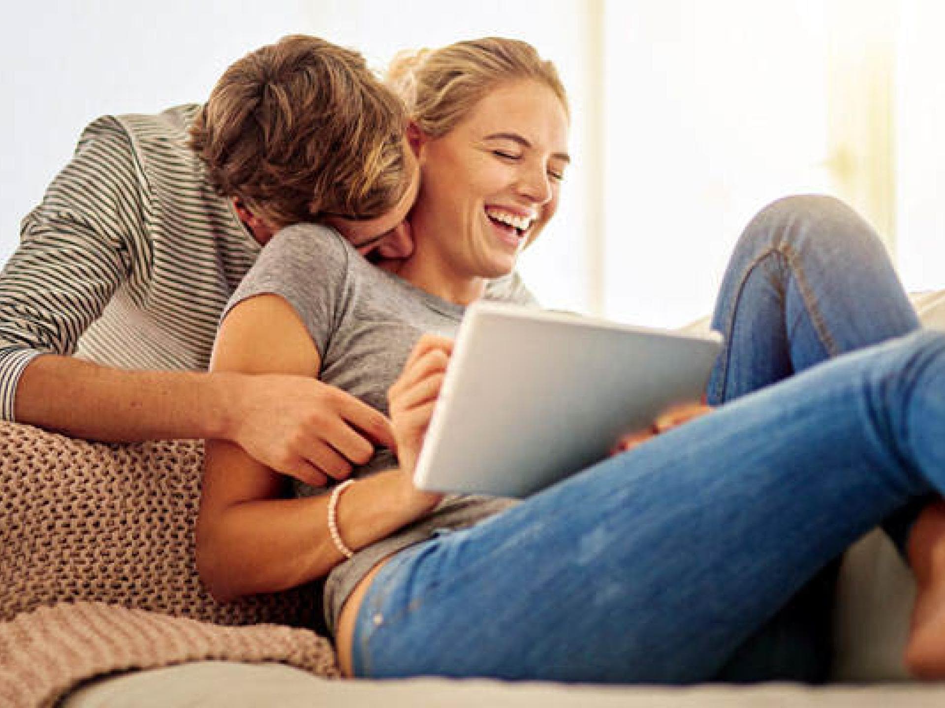 Sanfte Küsse auf den Hals... Sanfte Küsse auf den Hals...