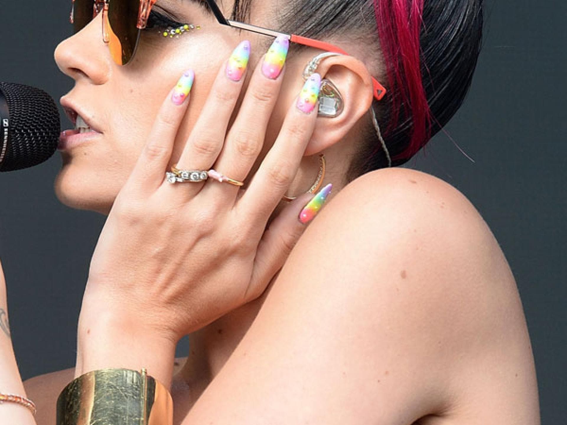 Lily Allen mit hochgesteckten Haaren Lily Allen mit hochgesteckten Haaren