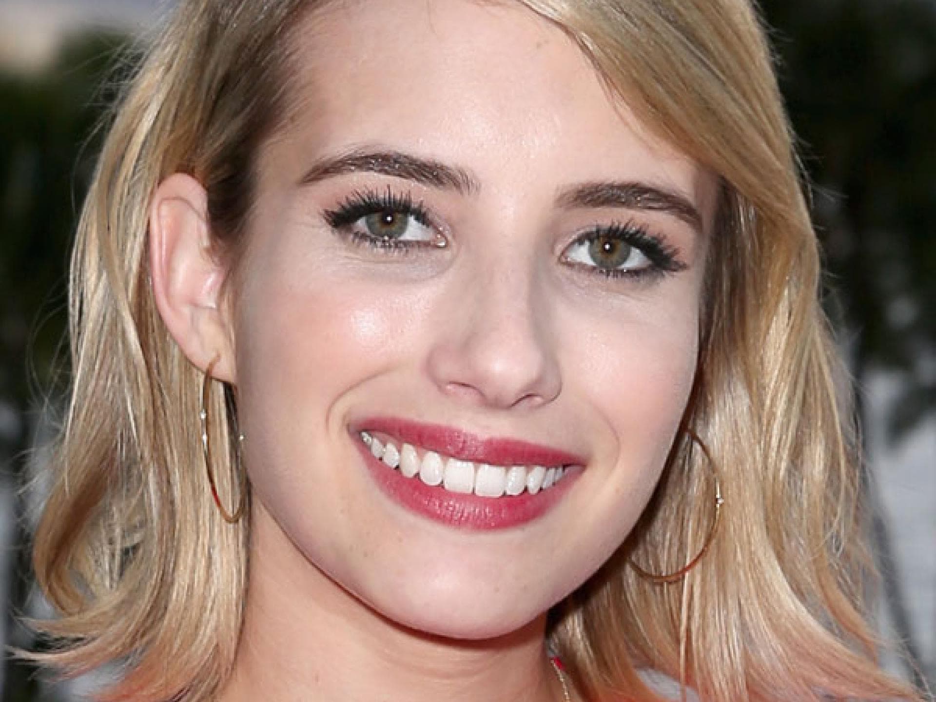 Emma Roberts mit offenen Haaren