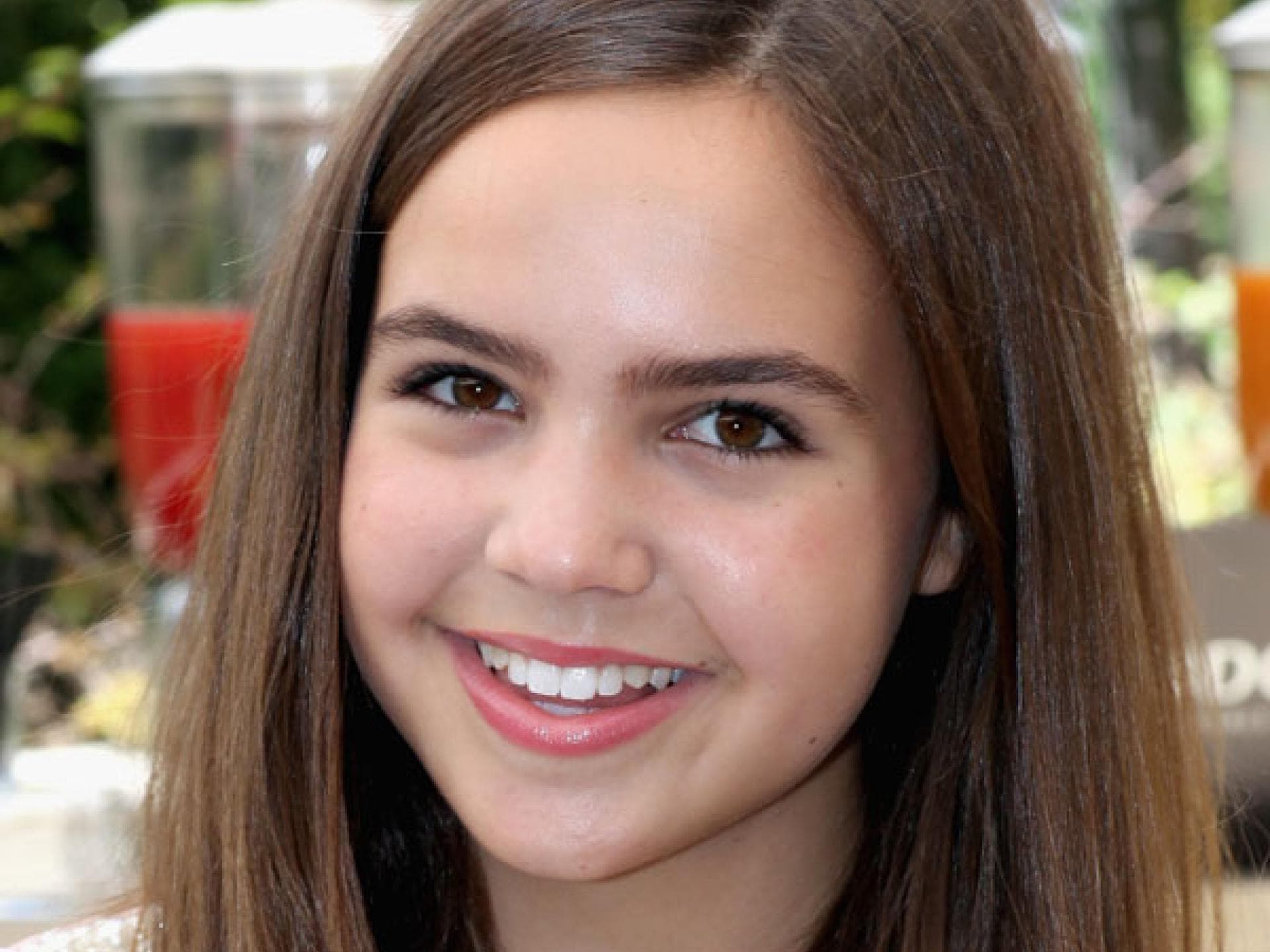 Bailee Madison mit mittellanger Frisur