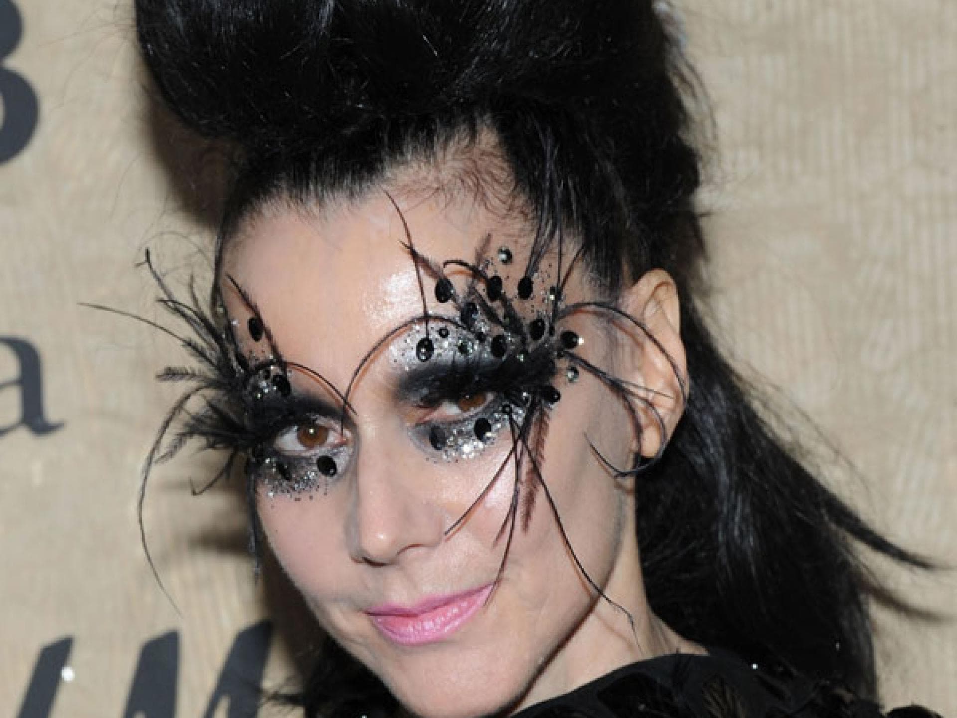 Augen-Make-up mit Federn und Strass Augen-Make-up mit Federn und Strass