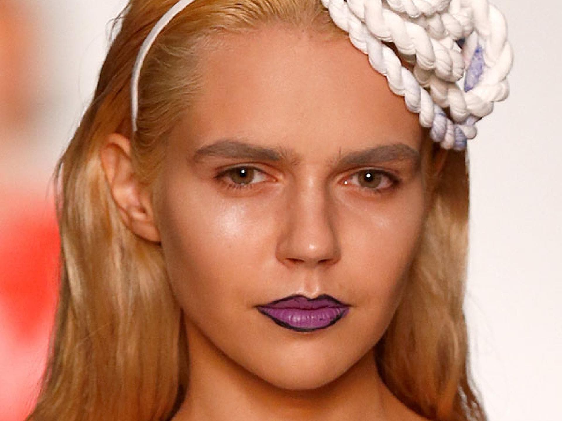 Rosa Lippen mit schwarzem Lipliner