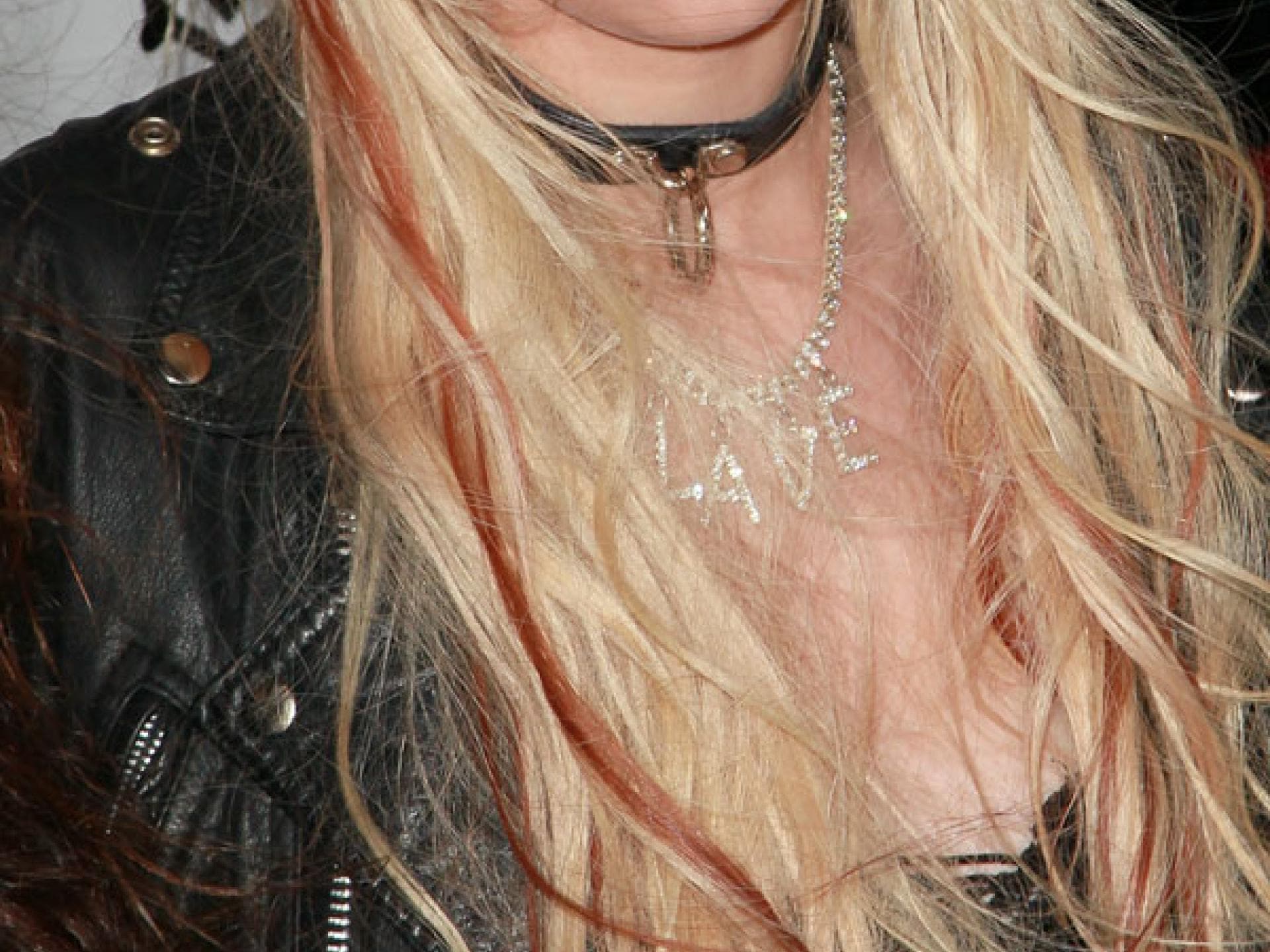 Taylor Momsen mit roten Panda-Augen